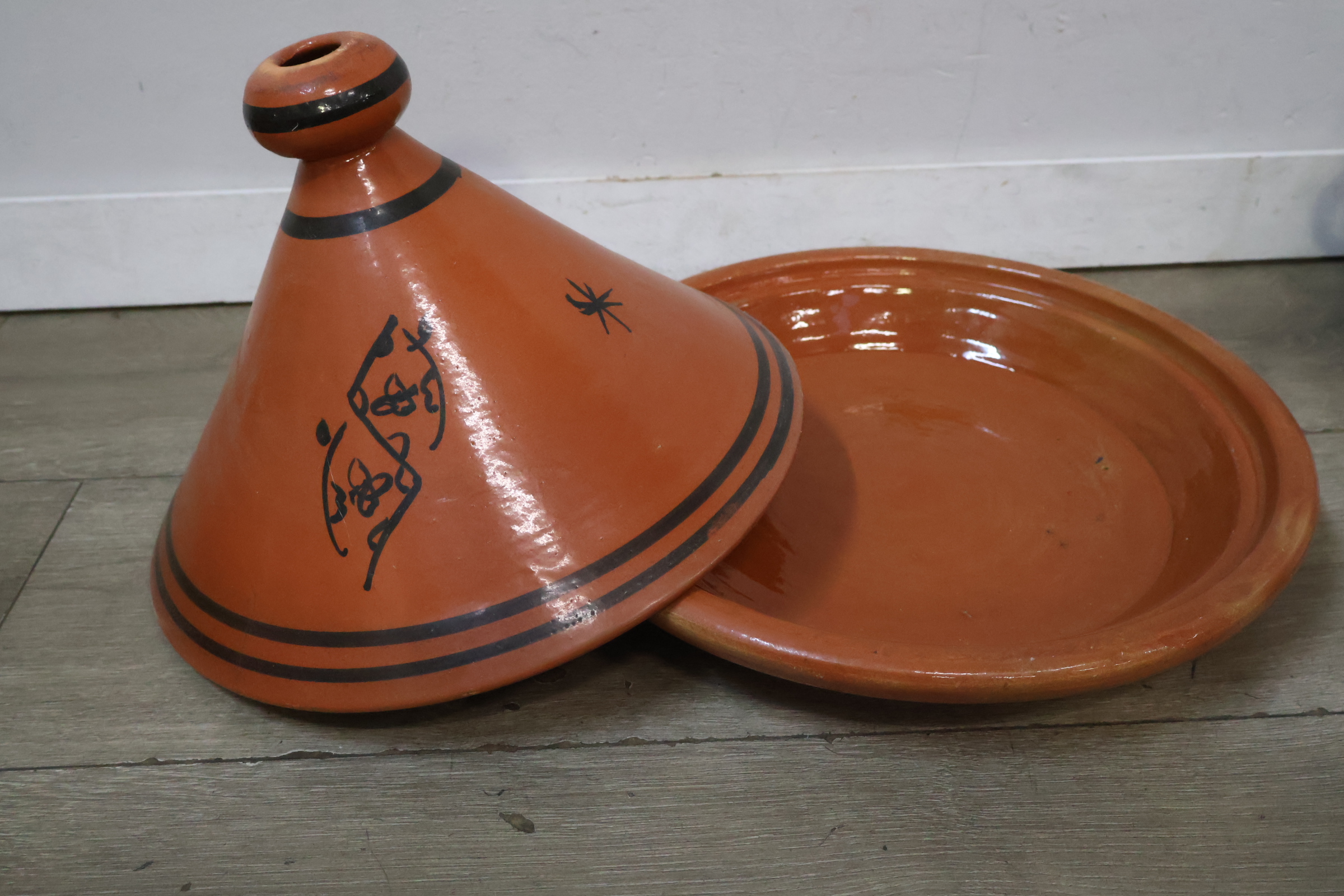 Aardewerken tajine met zwart decor – foto 7 – kavel bij GSD Auctions, Zoeterwoude