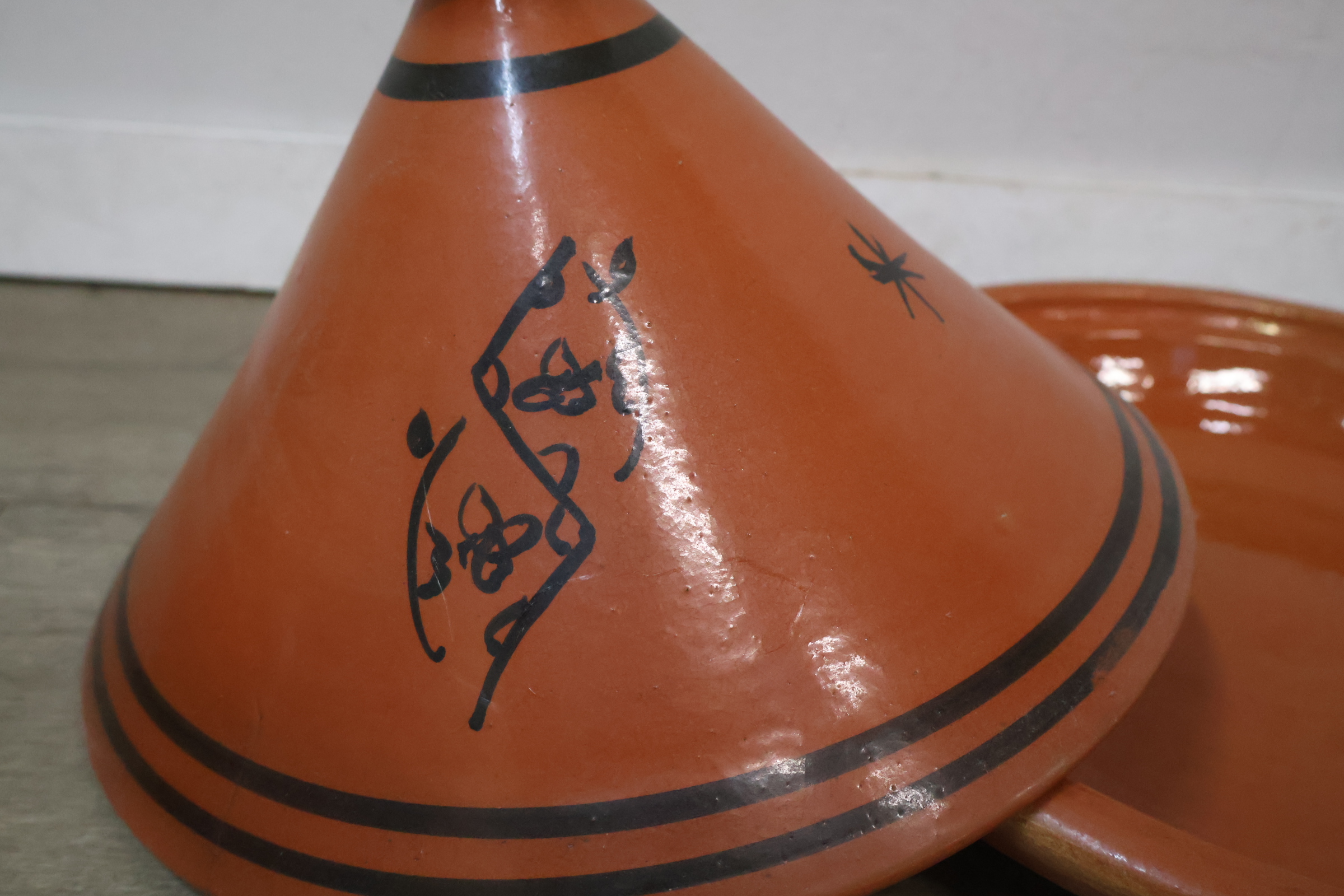 Aardewerken tajine met zwart decor – foto 8 – kavel bij GSD Auctions, Zoeterwoude