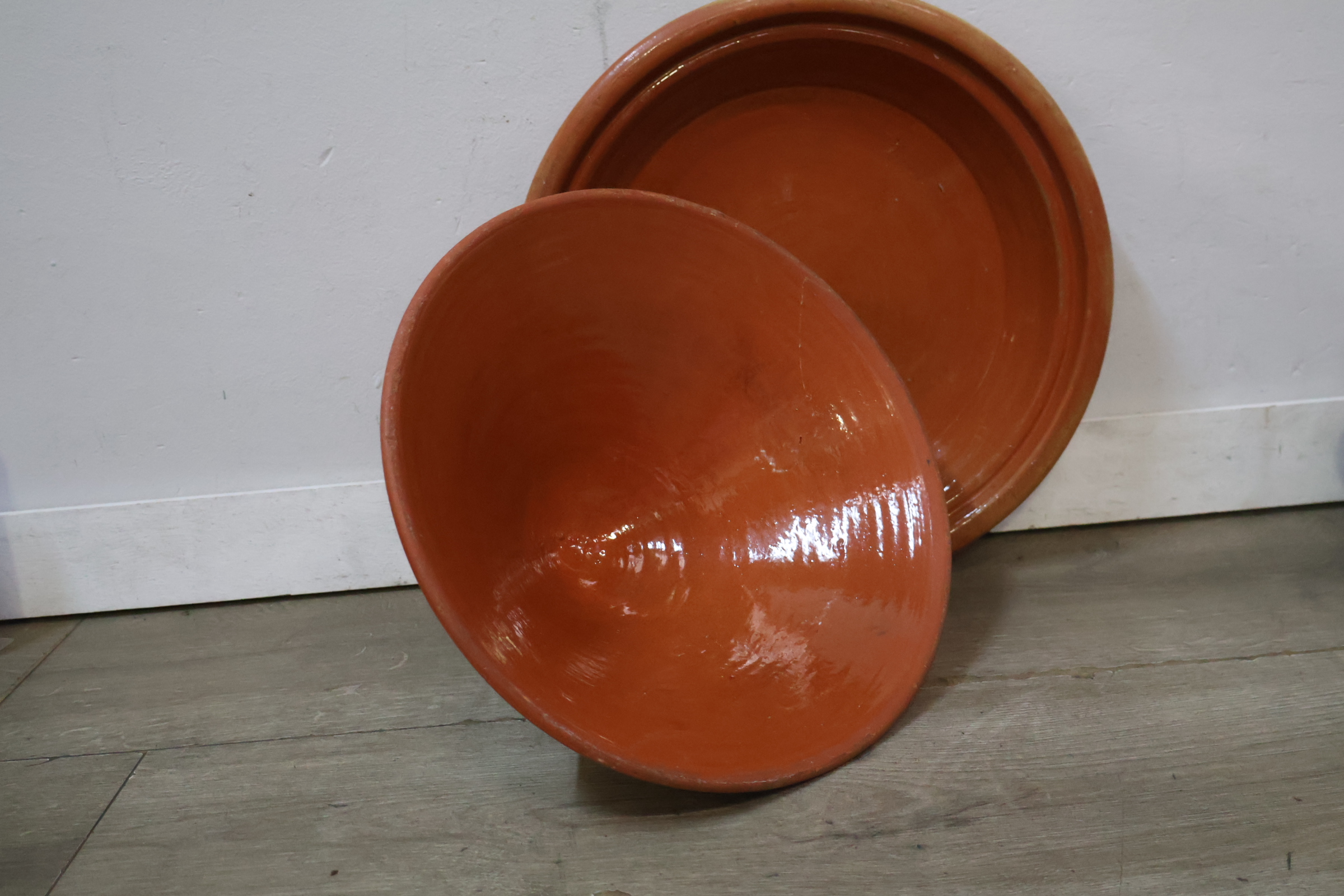 Aardewerken tajine met zwart decor – foto 9 – kavel bij GSD Auctions, Zoeterwoude