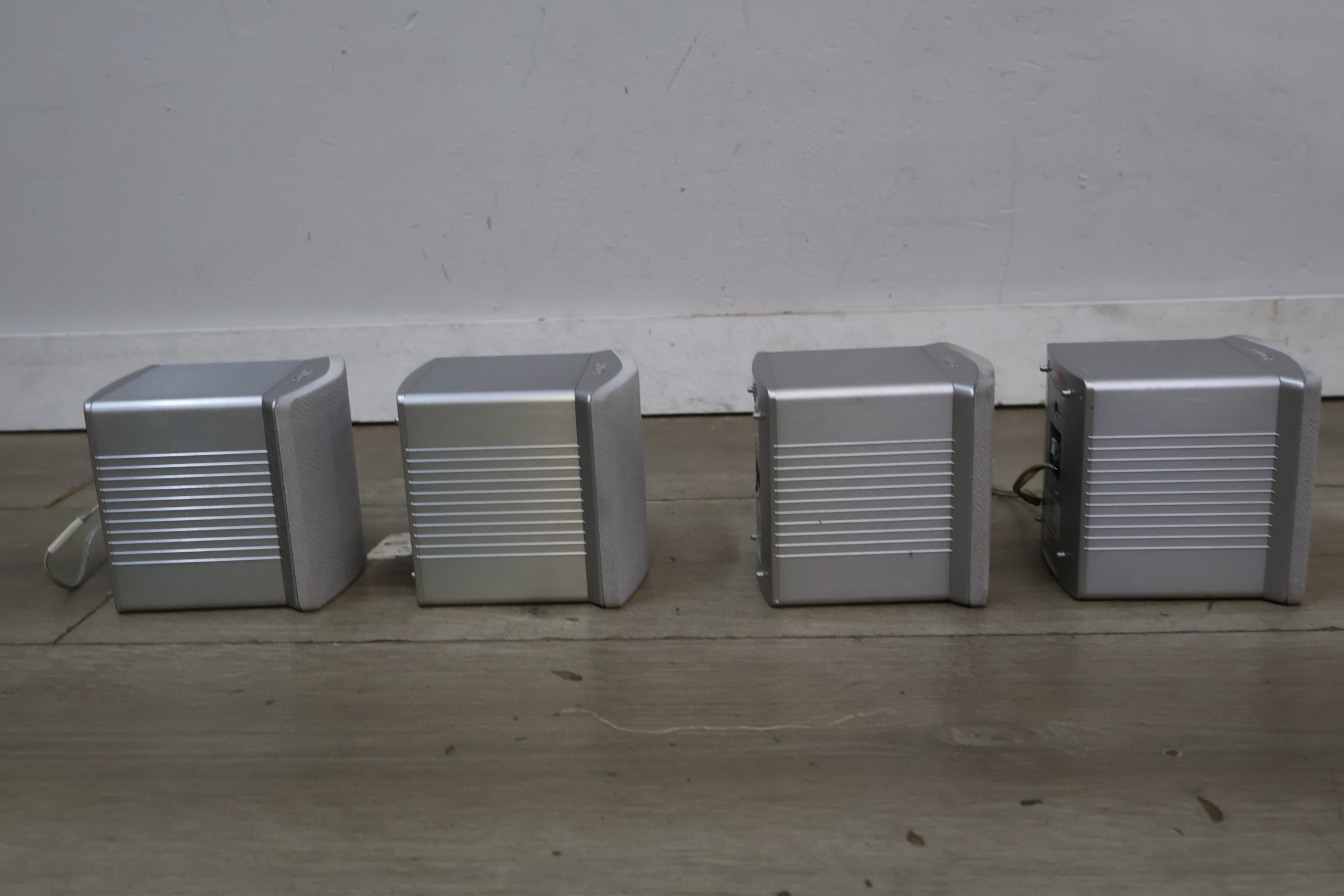 Set van vier Sony luidsprekers – foto 6 – kavel bij GSD Auctions, Zoeterwoude