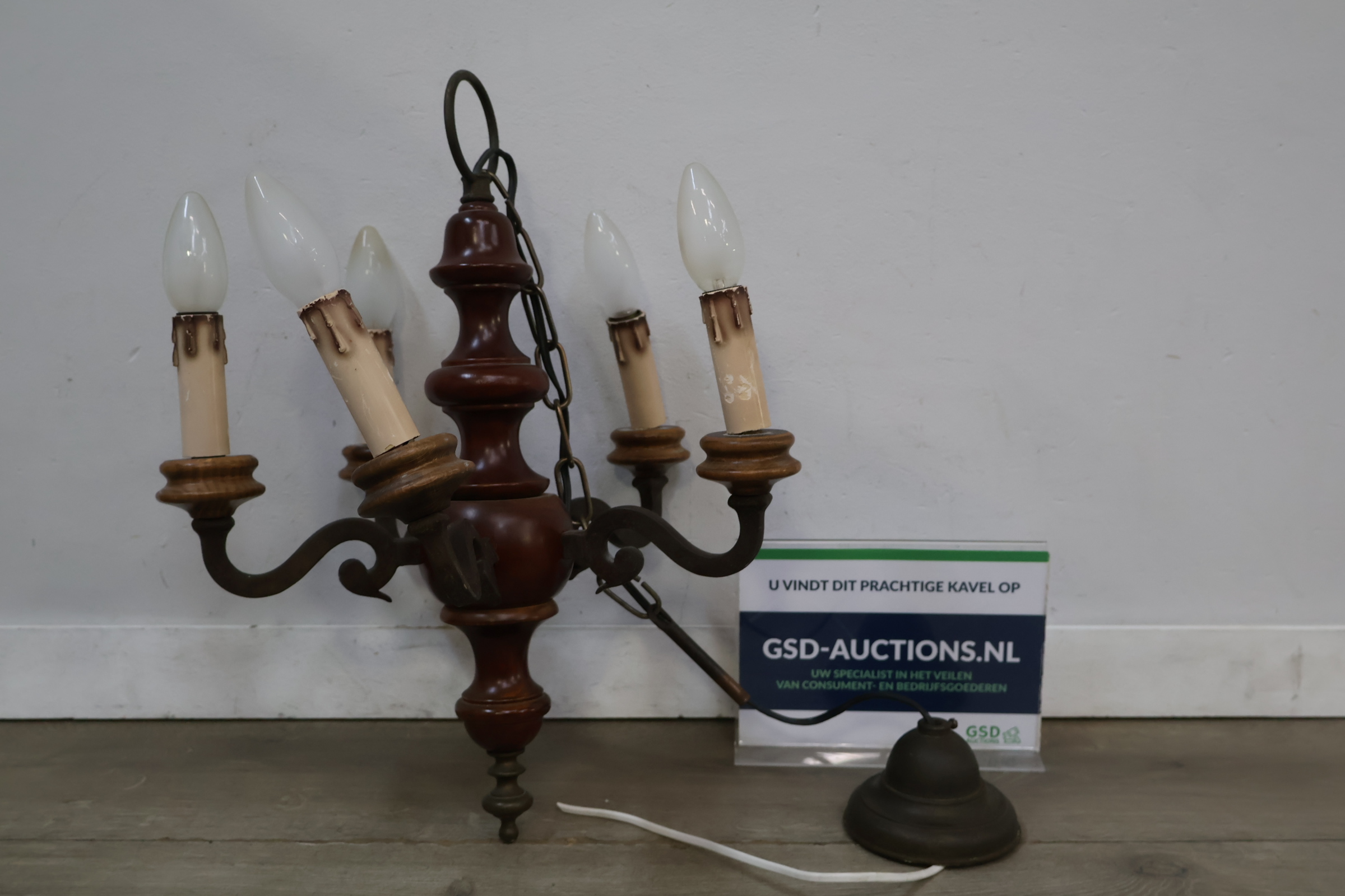 Vintage houten hanglamp met vijf lichtpunten – kavel bij GSD Auctions, Zoeterwoude
