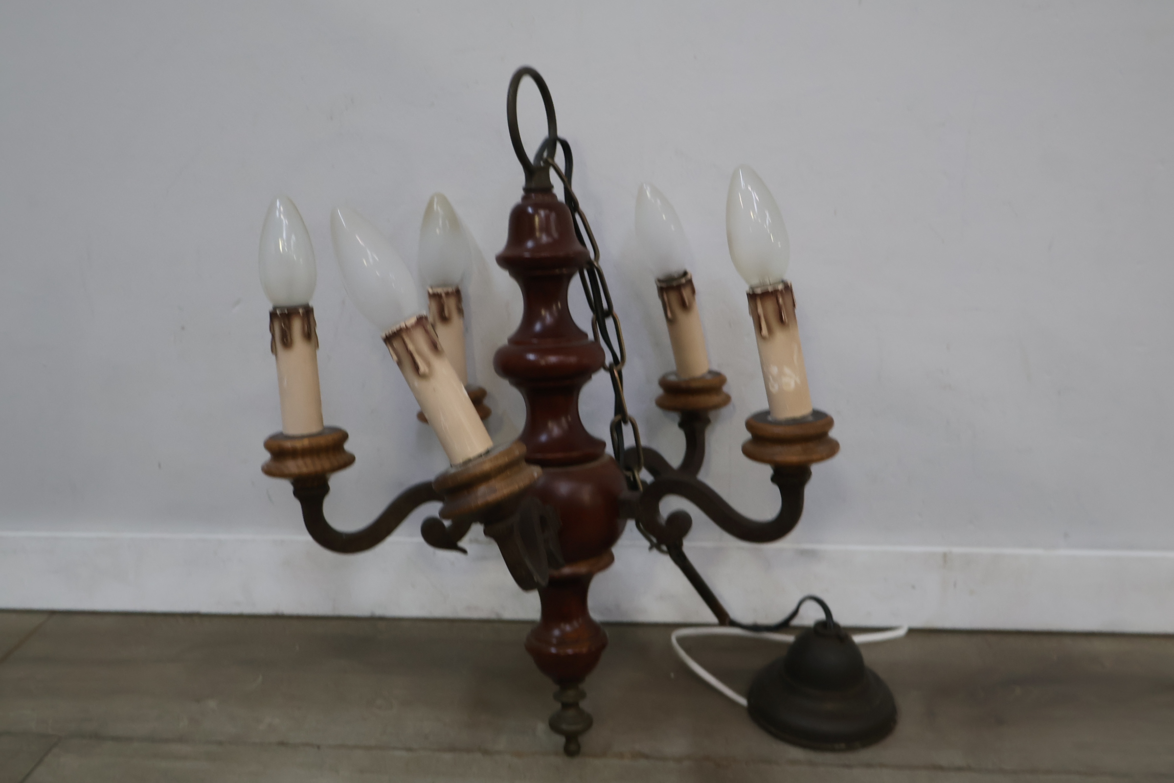 Vintage houten hanglamp met vijf lichtpunten – foto 3 – kavel bij GSD Auctions, Zoeterwoude