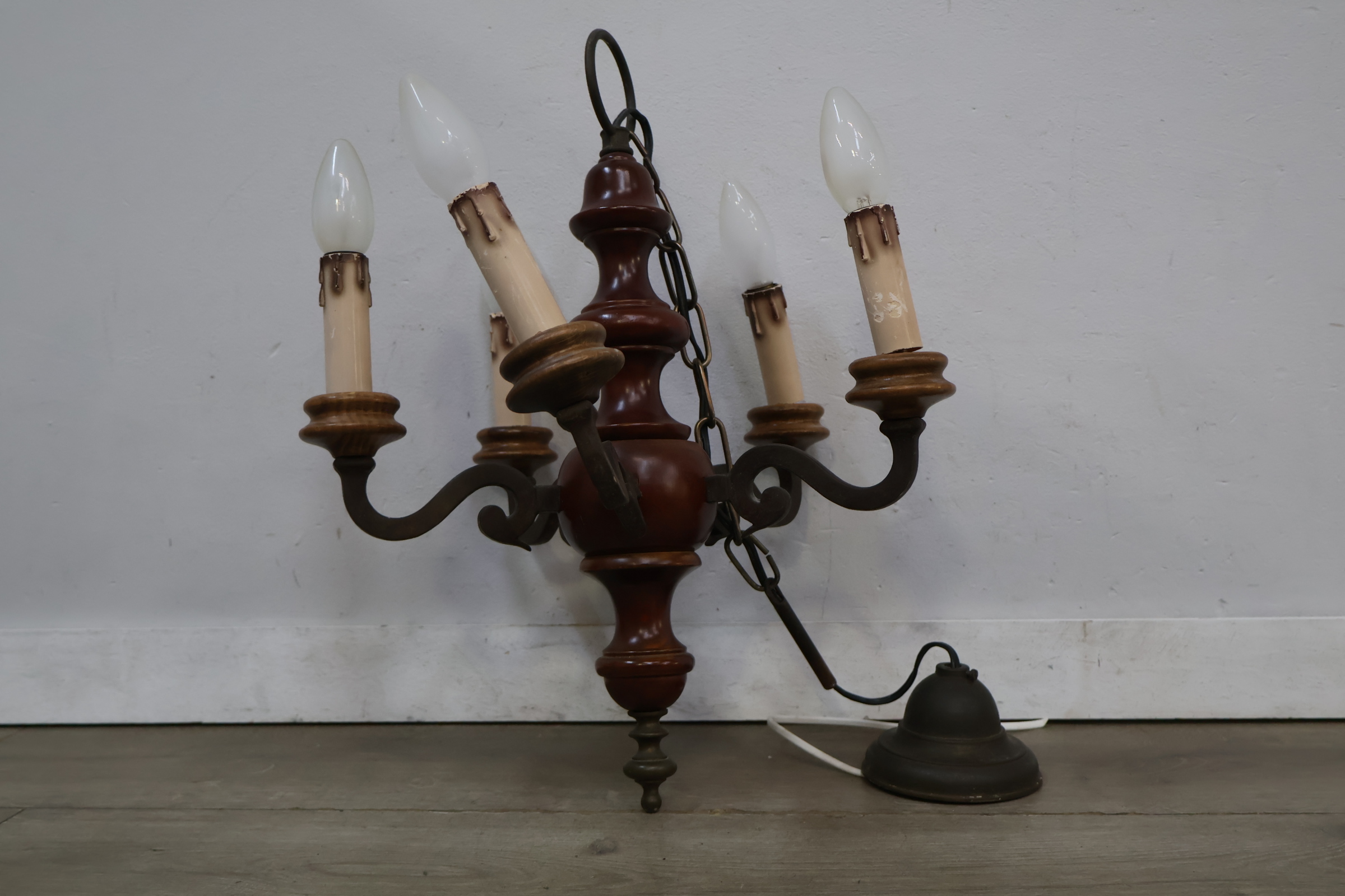 Vintage houten hanglamp met vijf lichtpunten – foto 4 – kavel bij GSD Auctions, Zoeterwoude