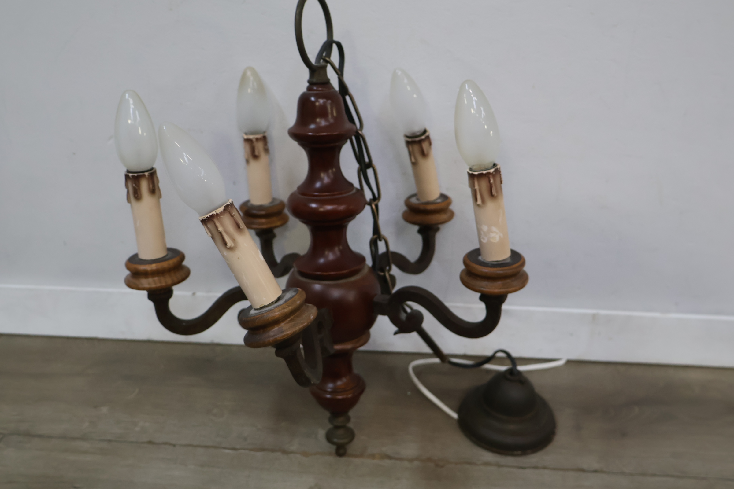 Vintage houten hanglamp met vijf lichtpunten – foto 5 – kavel bij GSD Auctions, Zoeterwoude