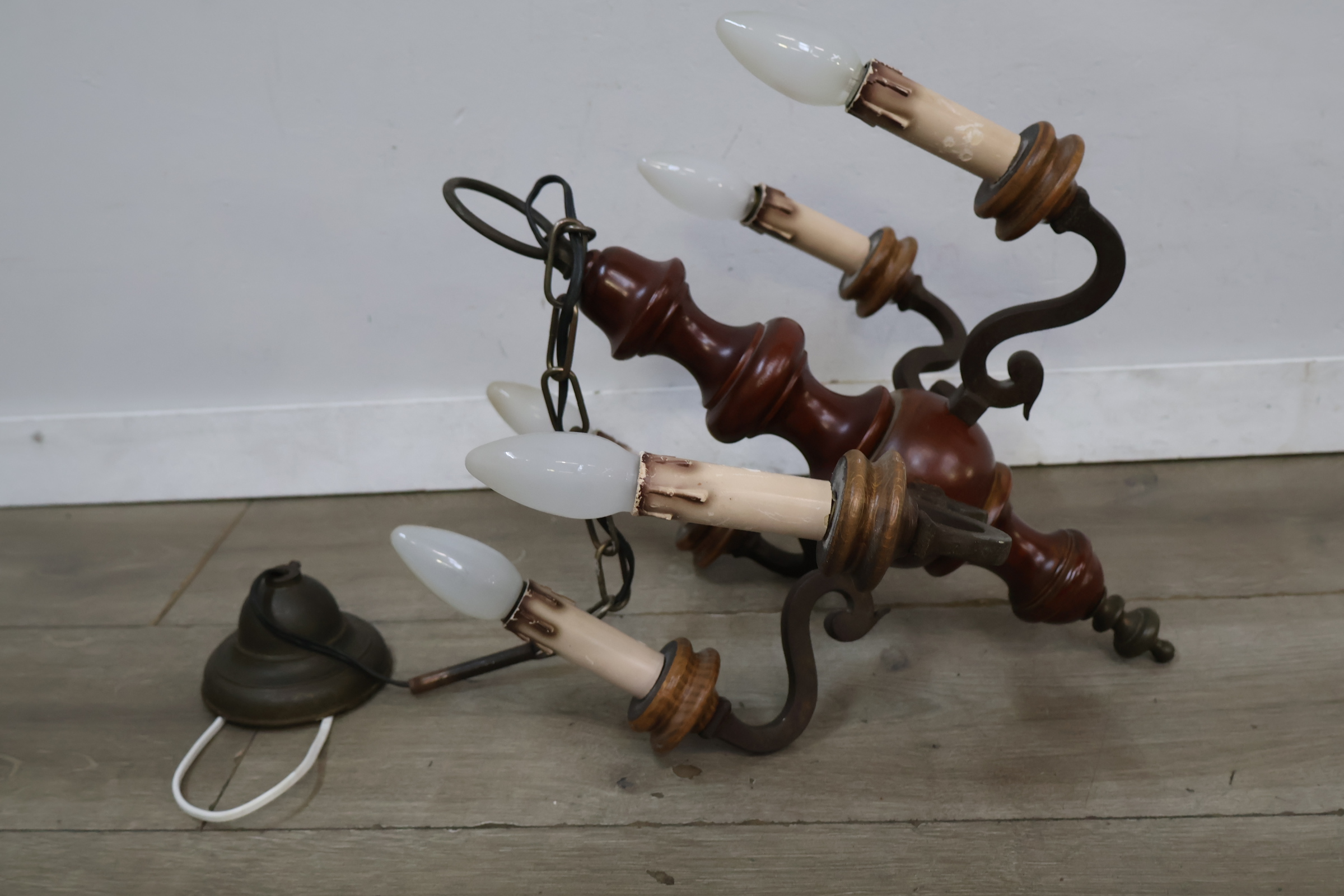 Vintage houten hanglamp met vijf lichtpunten – foto 6 – kavel bij GSD Auctions, Zoeterwoude