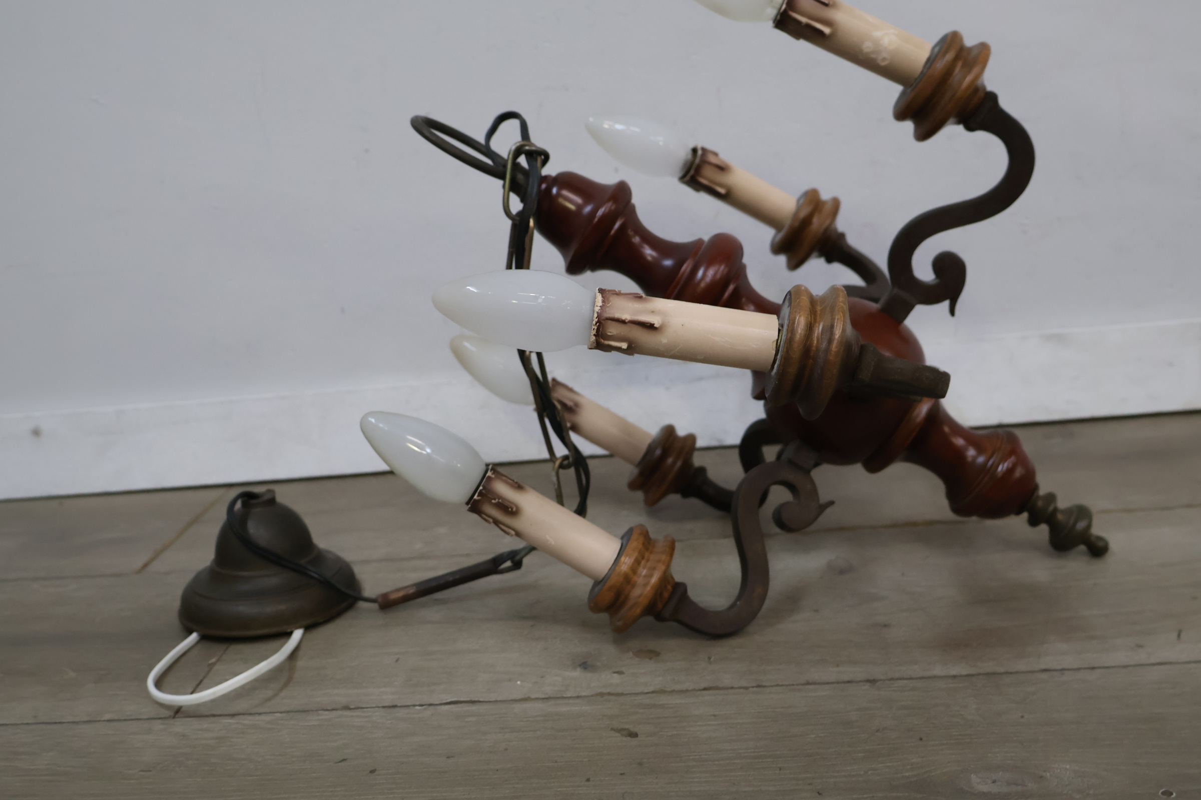 Vintage houten hanglamp met vijf lichtpunten – foto 7 – kavel bij GSD Auctions, Zoeterwoude