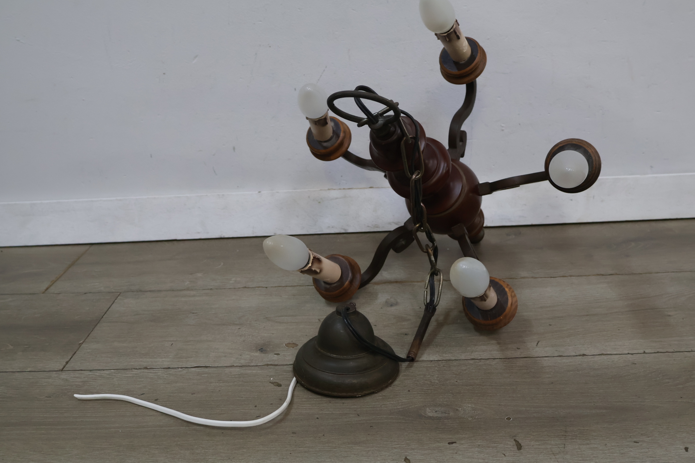 Vintage houten hanglamp met vijf lichtpunten – foto 8 – kavel bij GSD Auctions, Zoeterwoude