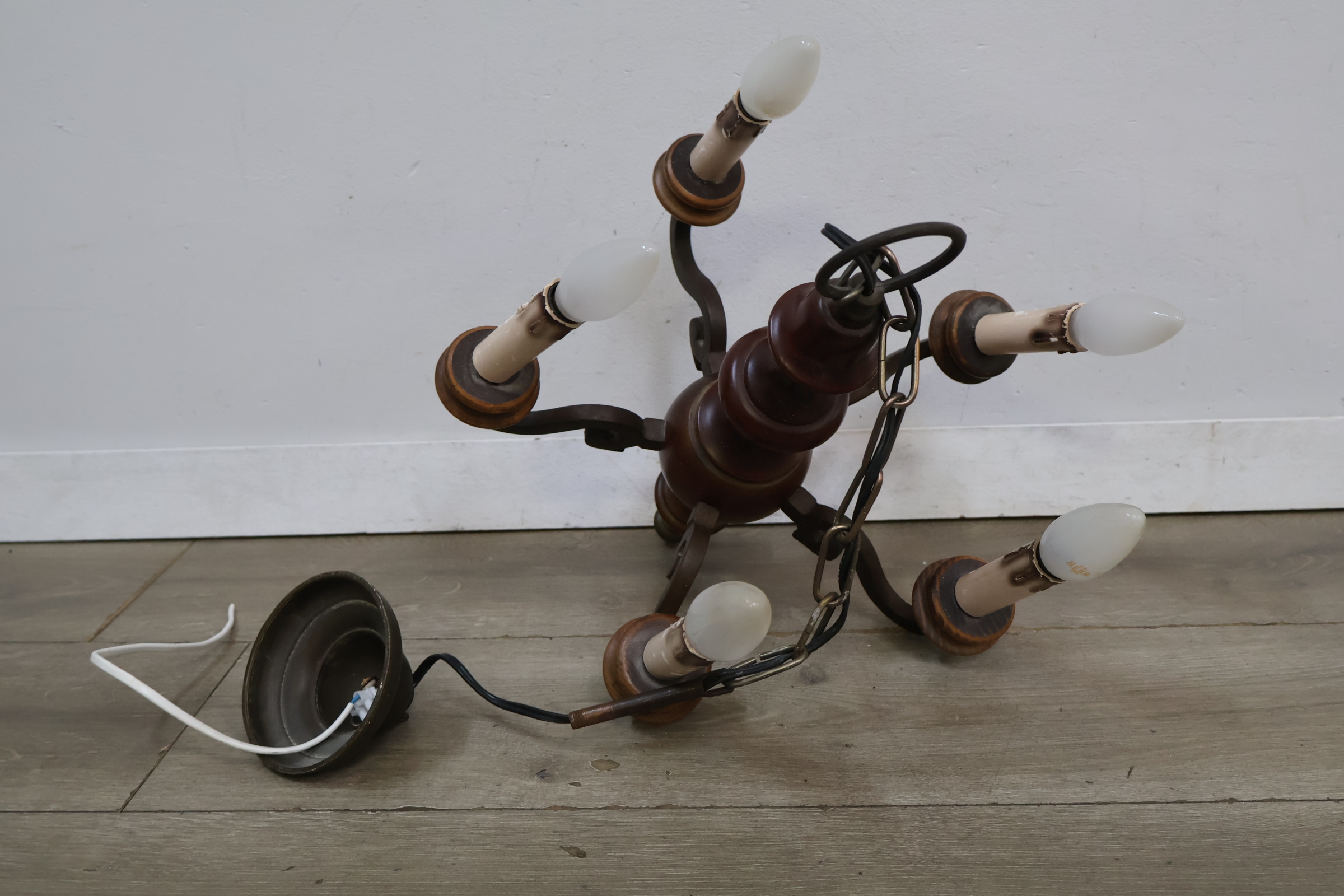 Vintage houten hanglamp met vijf lichtpunten – foto 9 – kavel bij GSD Auctions, Zoeterwoude