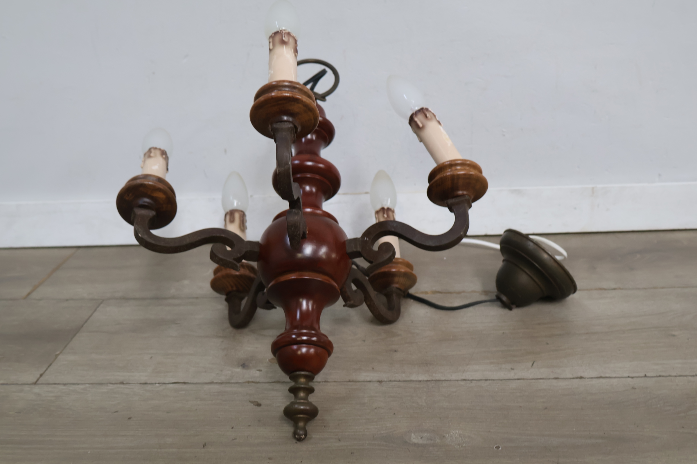 Vintage houten hanglamp met vijf lichtpunten – foto 10 – kavel bij GSD Auctions, Zoeterwoude