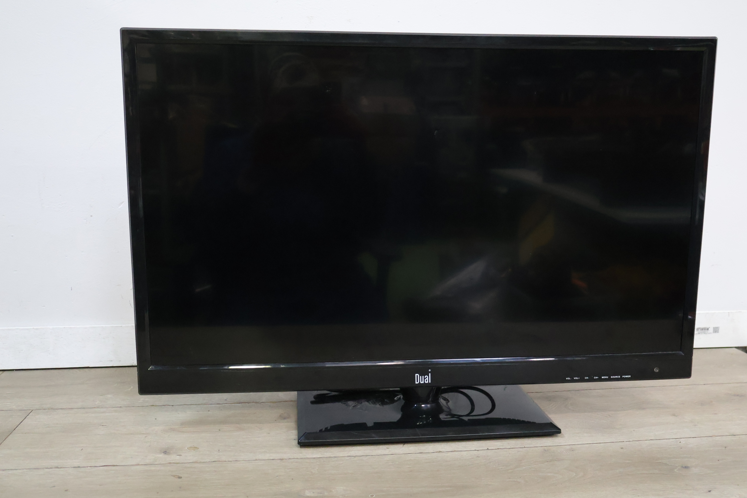 Dual 32'inch LED TV – foto 3 – kavel bij GSD Auctions, Zoeterwoude