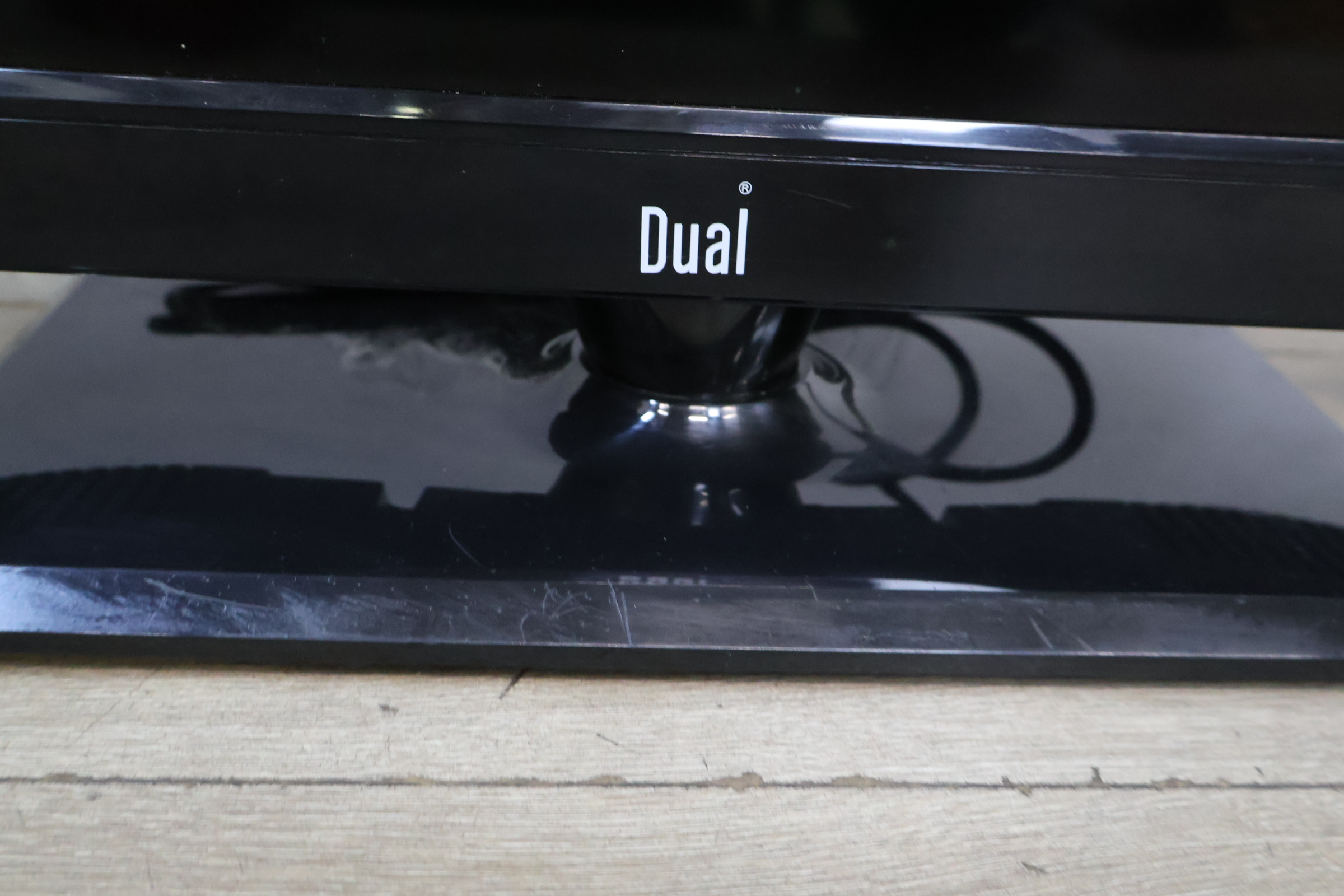 Dual 32'inch LED TV – foto 5 – kavel bij GSD Auctions, Zoeterwoude