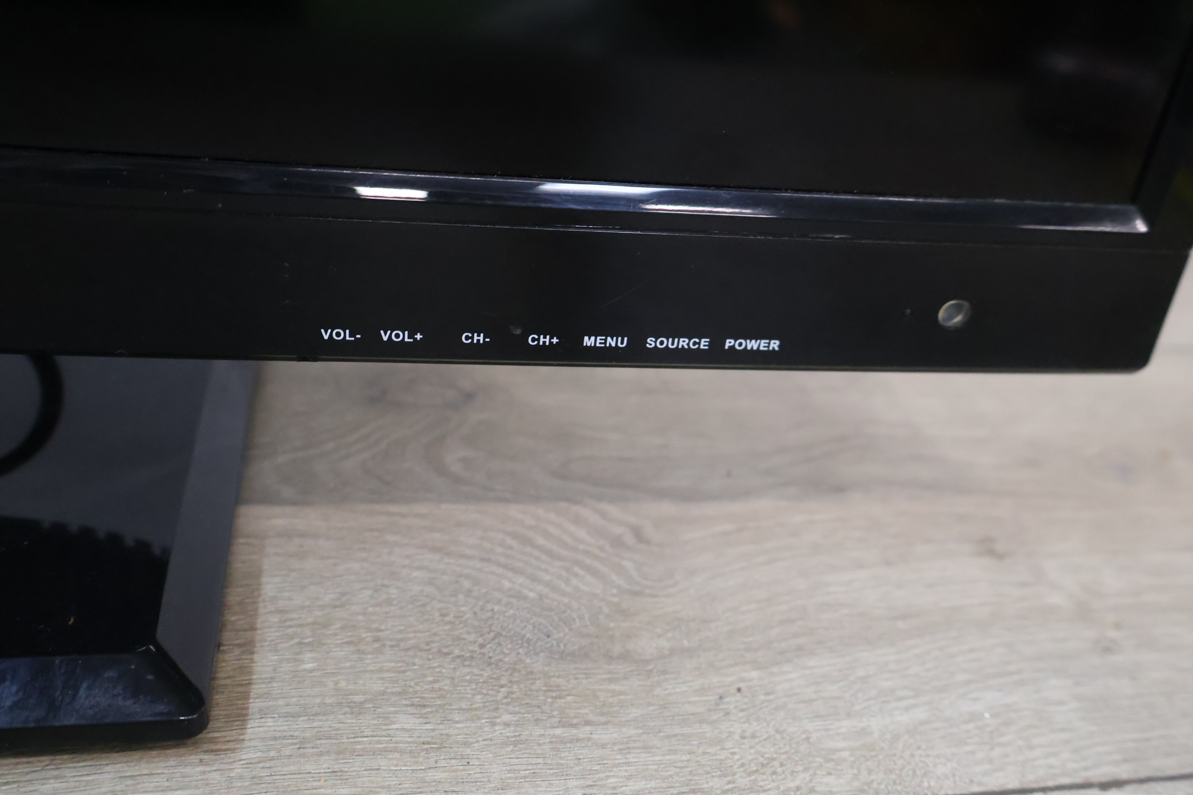 Dual 32'inch LED TV – foto 6 – kavel bij GSD Auctions, Zoeterwoude