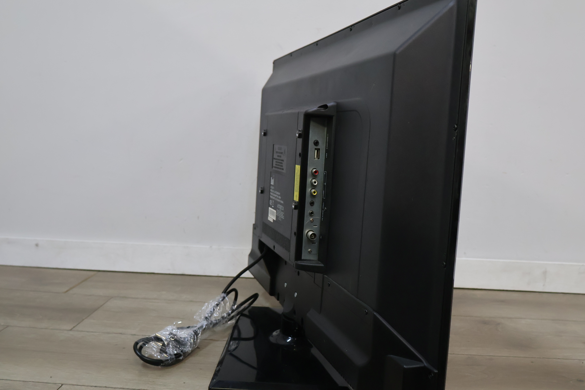 Dual 32'inch LED TV – foto 8 – kavel bij GSD Auctions, Zoeterwoude