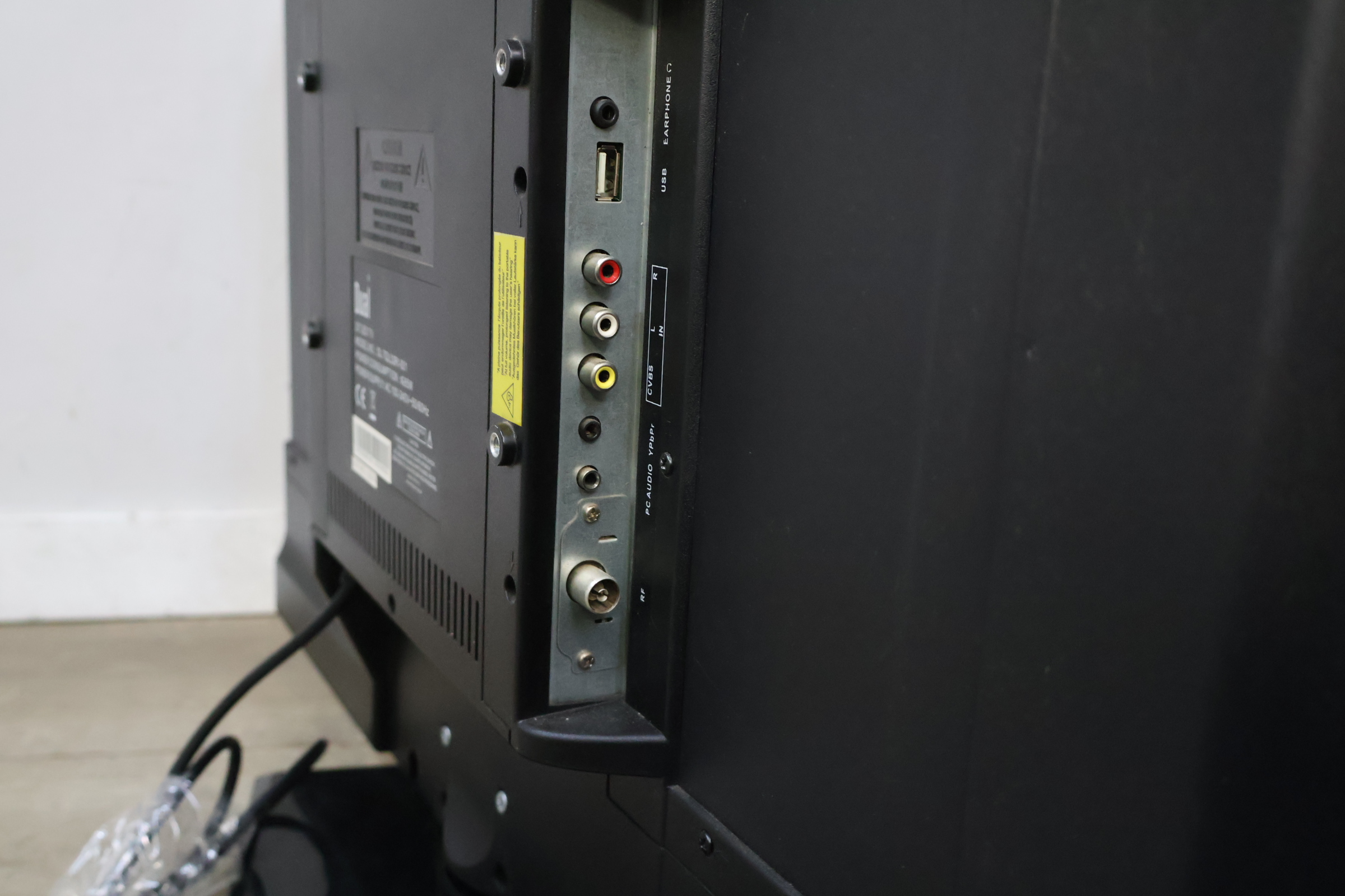 Dual 32'inch LED TV – foto 9 – kavel bij GSD Auctions, Zoeterwoude