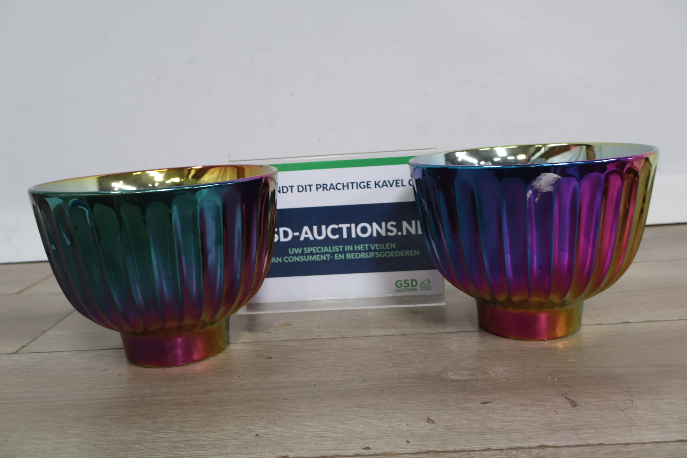 Set van 2 iriserende glazen vazen – foto 2 – kavel bij GSD Auctions, Zoeterwoude