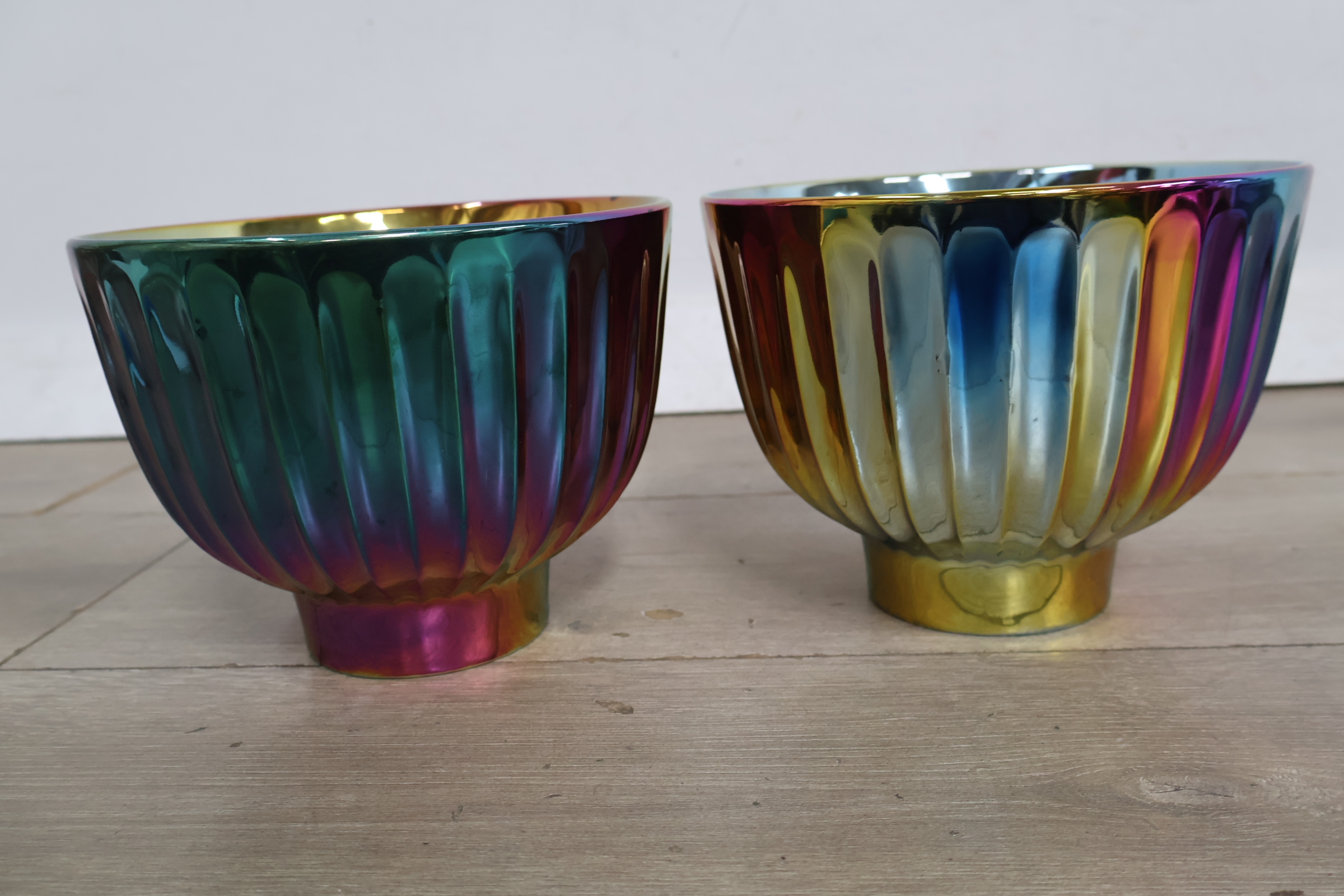 Set van 2 iriserende glazen vazen – foto 3 – kavel bij GSD Auctions, Zoeterwoude