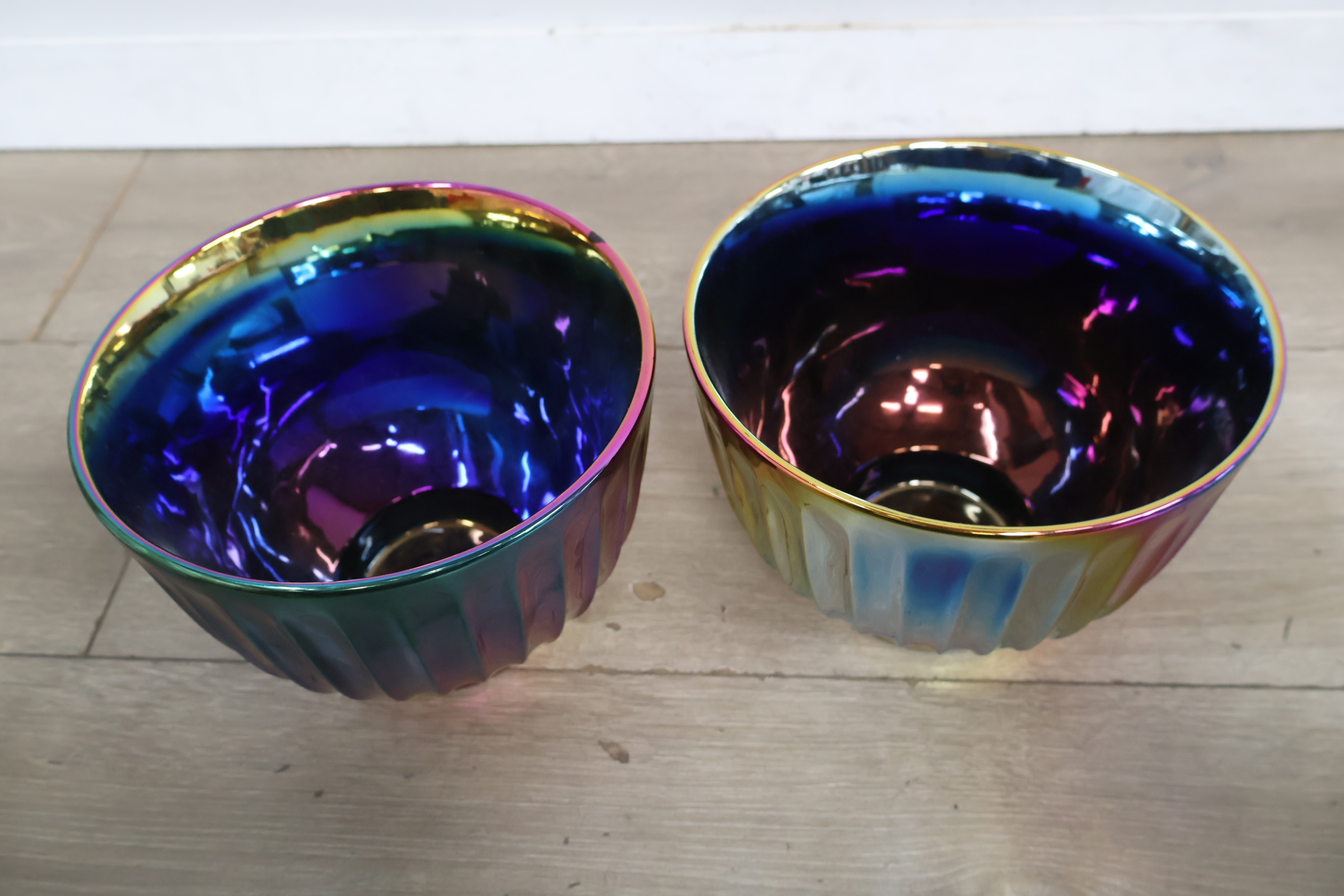 Set van 2 iriserende glazen vazen – foto 4 – kavel bij GSD Auctions, Zoeterwoude