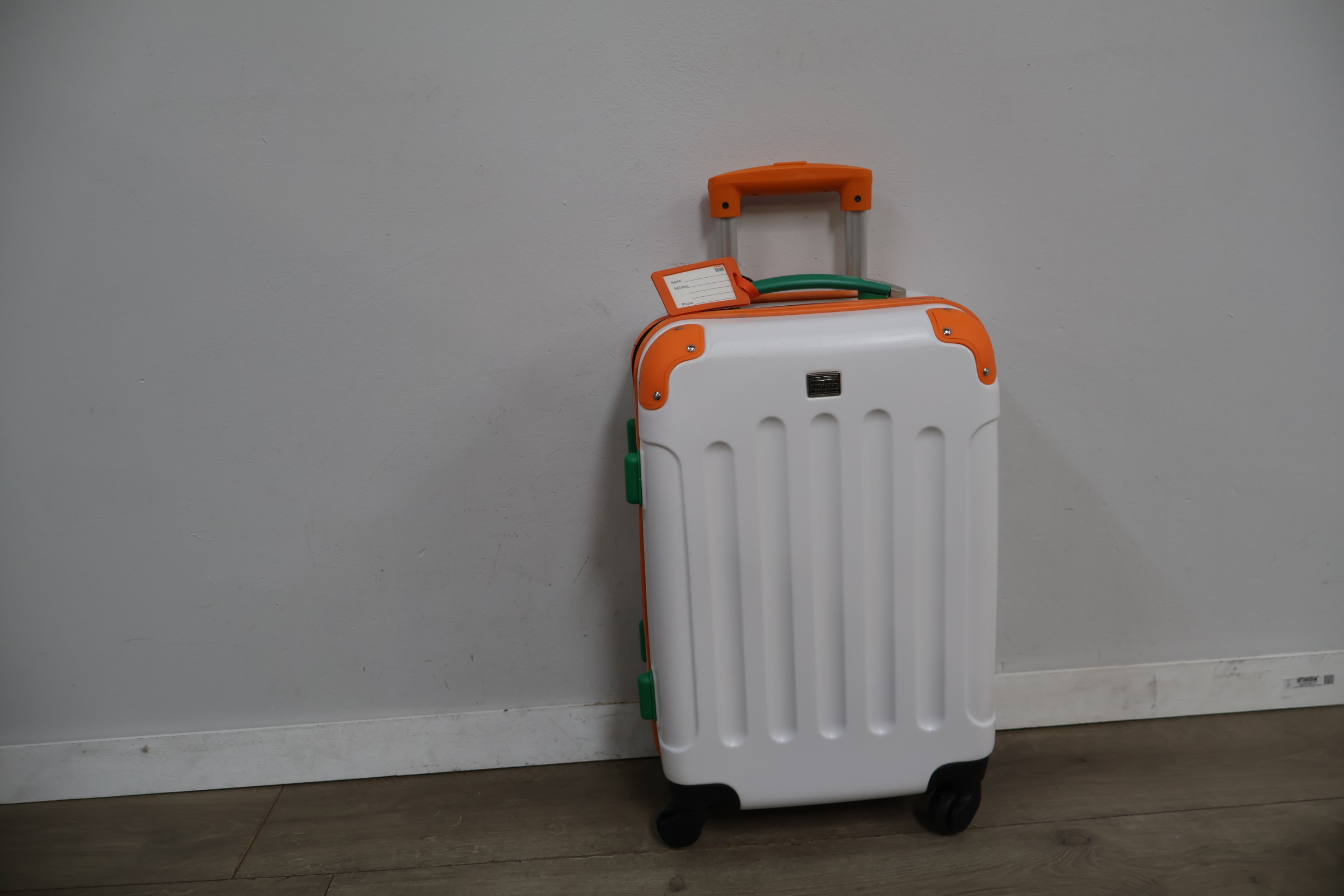 Harde koffer met oranje en groene accenten – foto 3 – kavel bij GSD Auctions, Zoeterwoude