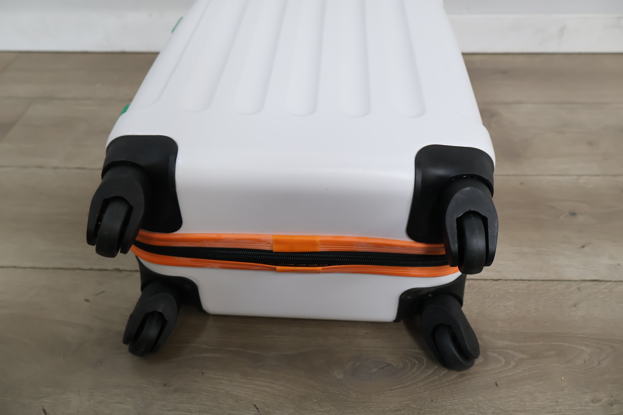 Harde koffer met oranje en groene accenten – foto 7 – kavel bij GSD Auctions, Zoeterwoude