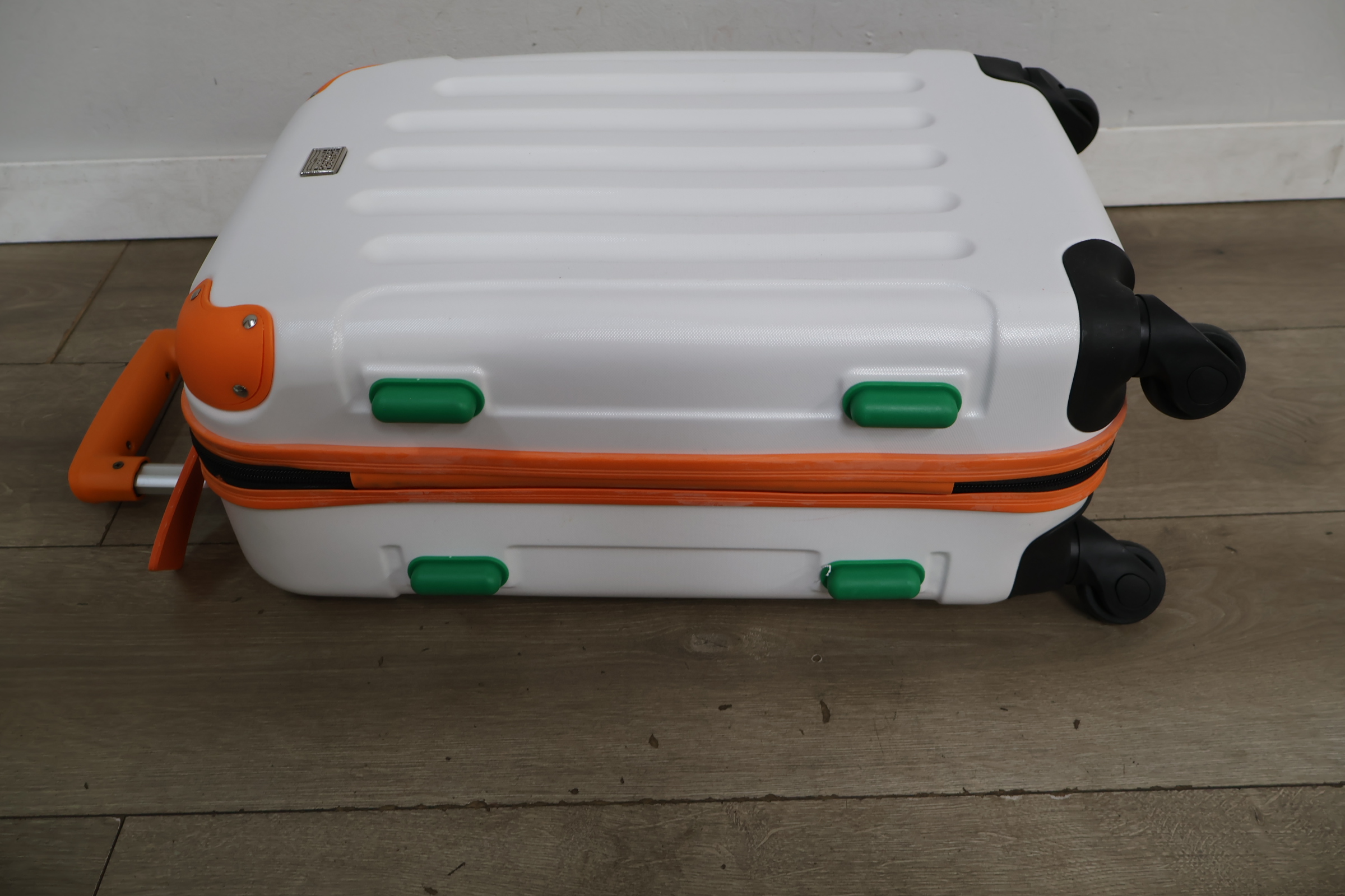 Harde koffer met oranje en groene accenten – foto 8 – kavel bij GSD Auctions, Zoeterwoude