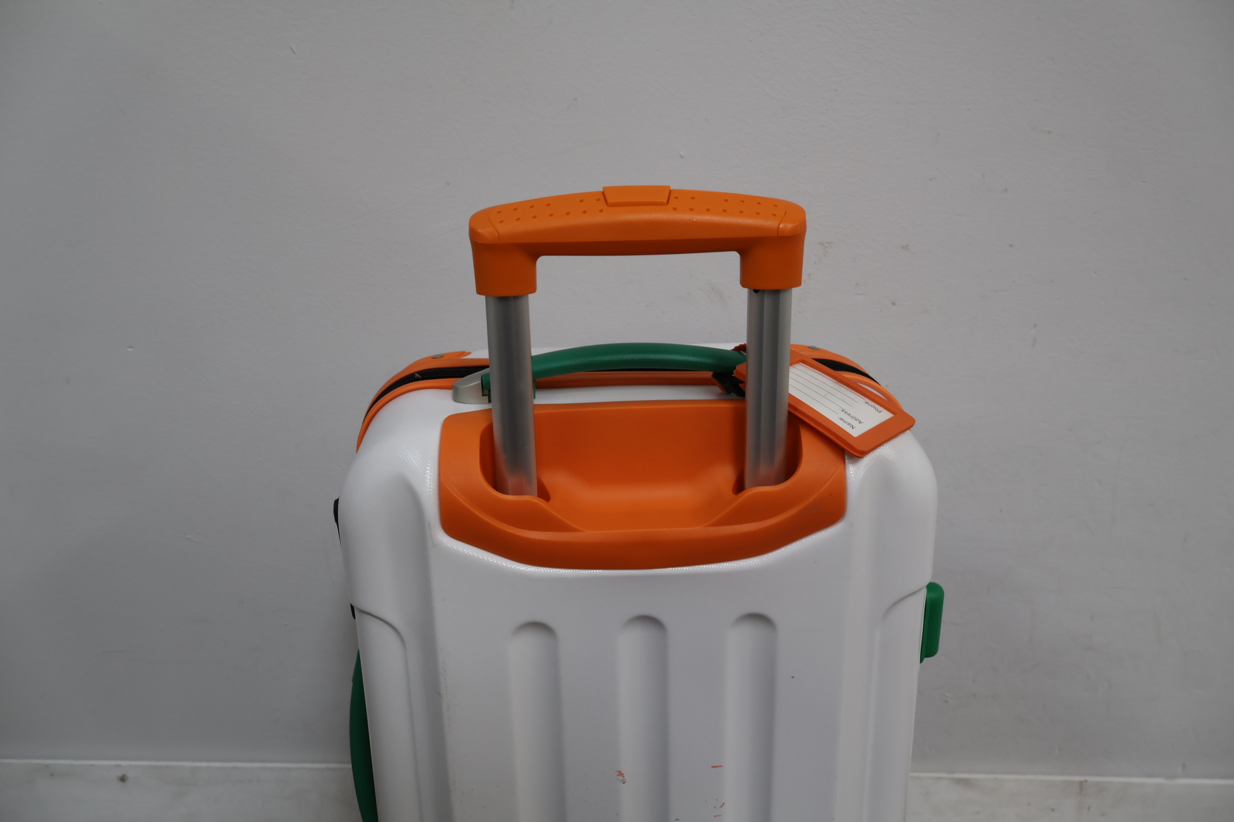 Harde koffer met oranje en groene accenten – foto 10 – kavel bij GSD Auctions, Zoeterwoude