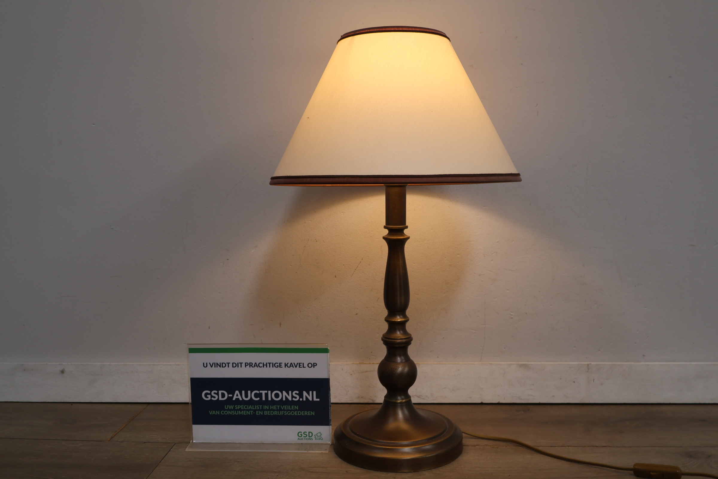 Metalen tafellamp met beige kap – foto 2 – kavel bij GSD Auctions, Zoeterwoude