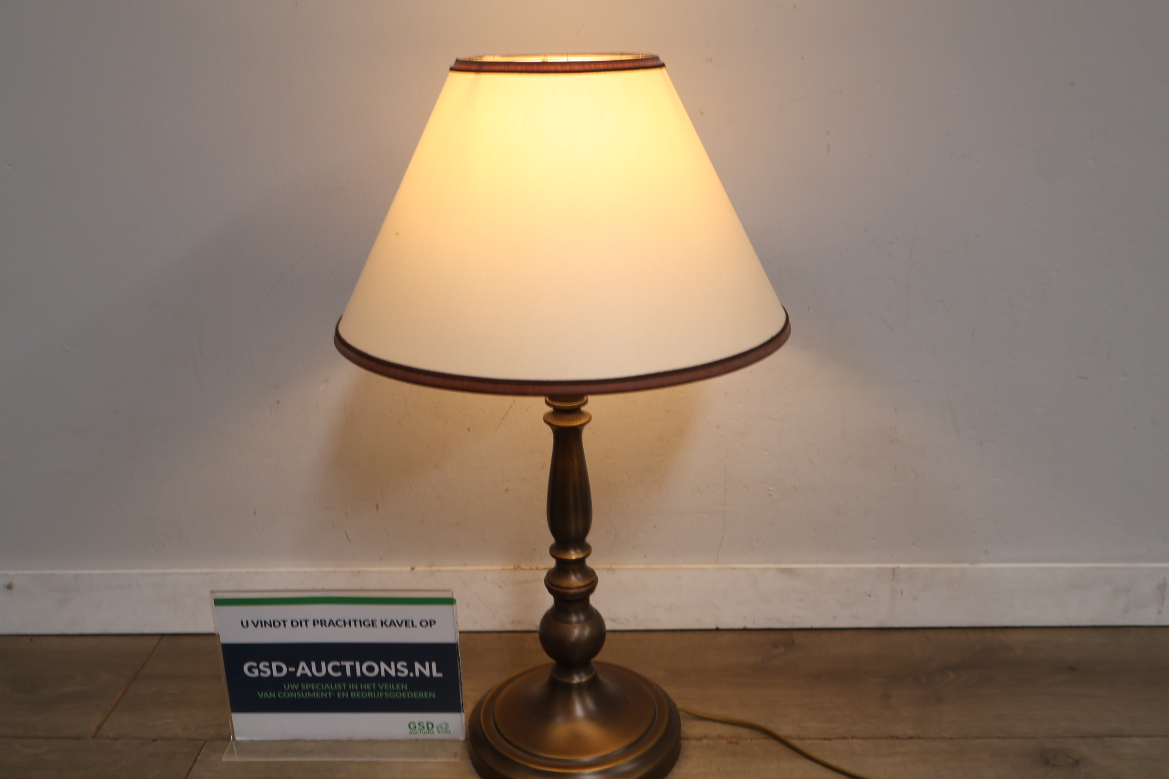 Metalen tafellamp met beige kap – foto 3 – kavel bij GSD Auctions, Zoeterwoude