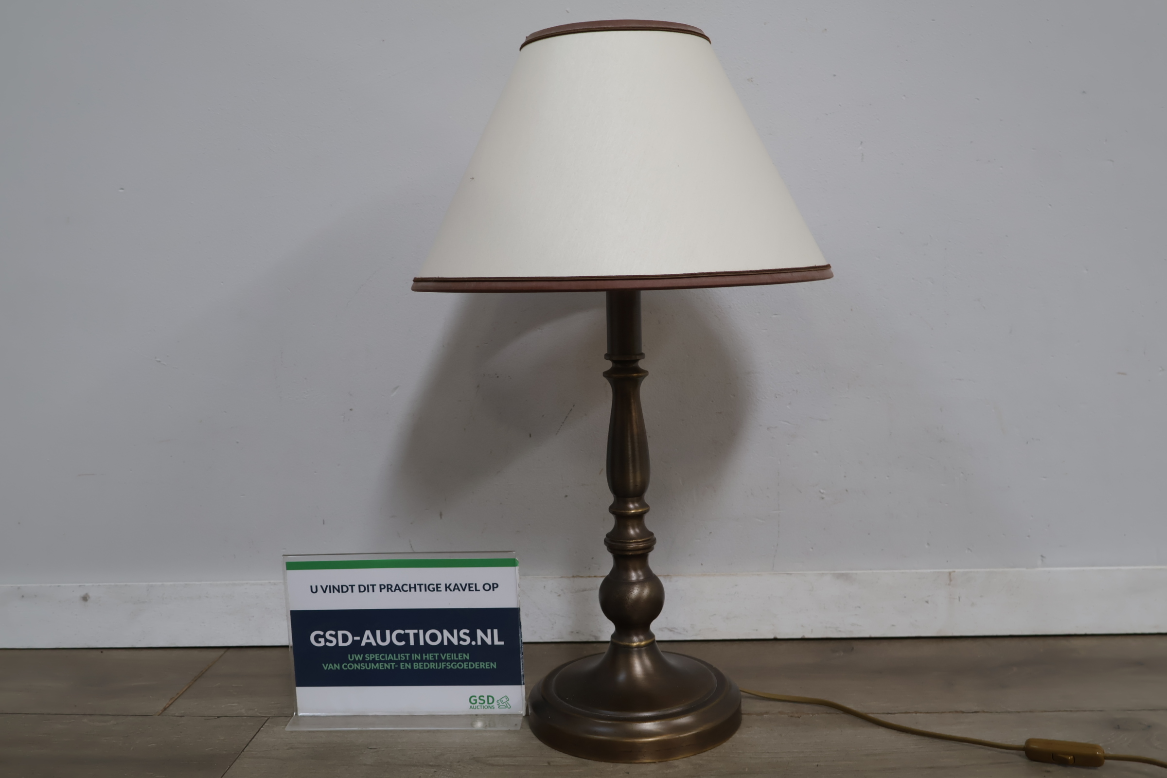 Metalen tafellamp met beige kap – kavel bij GSD Auctions, Zoeterwoude