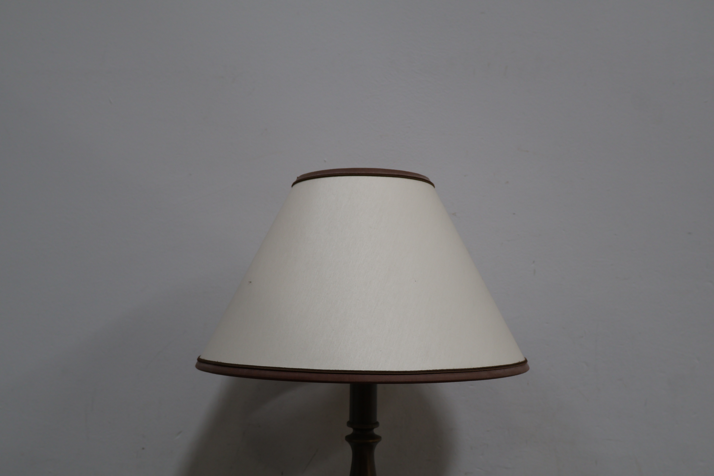 Metalen tafellamp met beige kap – foto 4 – kavel bij GSD Auctions, Zoeterwoude