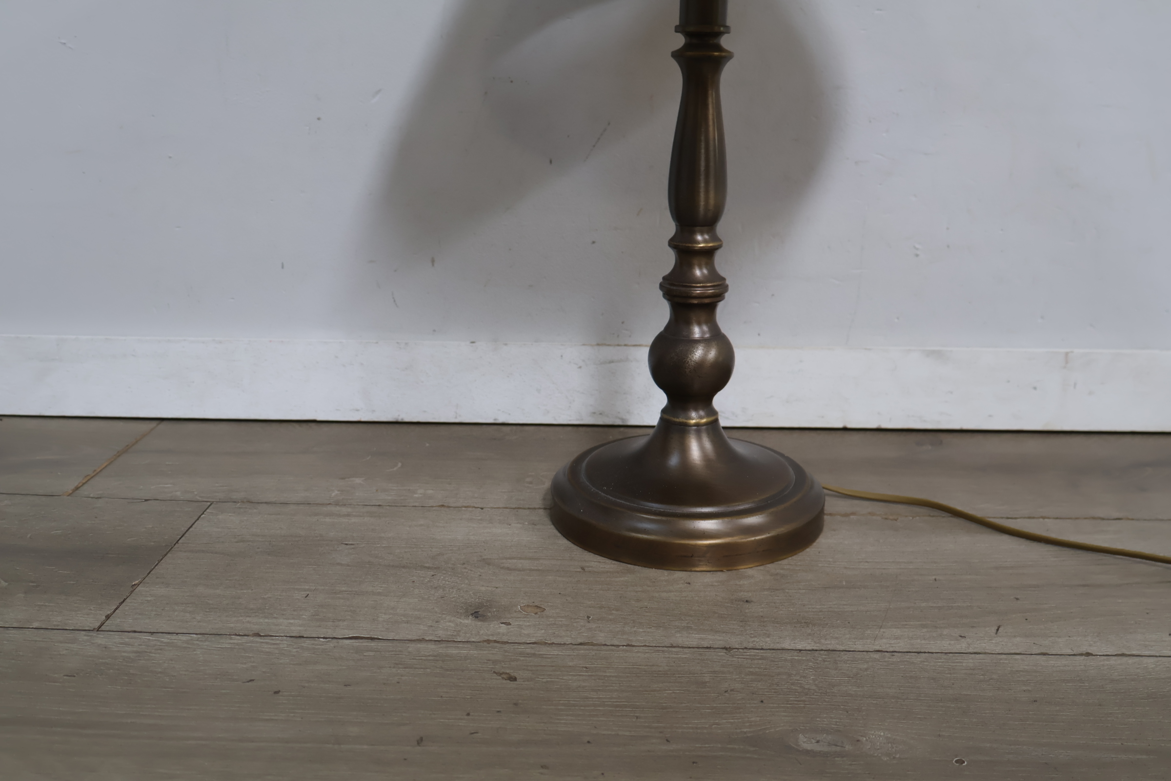 Metalen tafellamp met beige kap – foto 5 – kavel bij GSD Auctions, Zoeterwoude