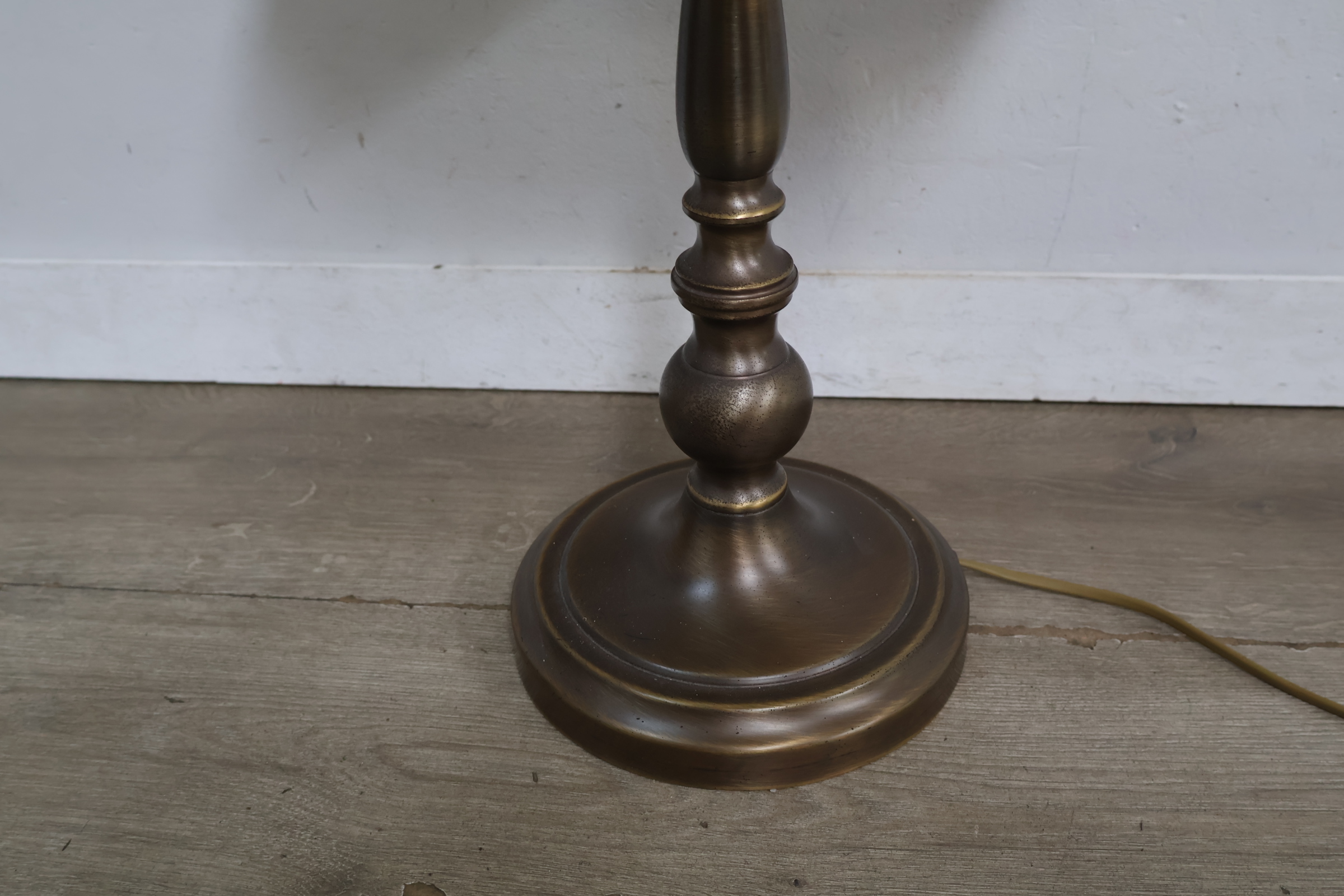 Metalen tafellamp met beige kap – foto 6 – kavel bij GSD Auctions, Zoeterwoude