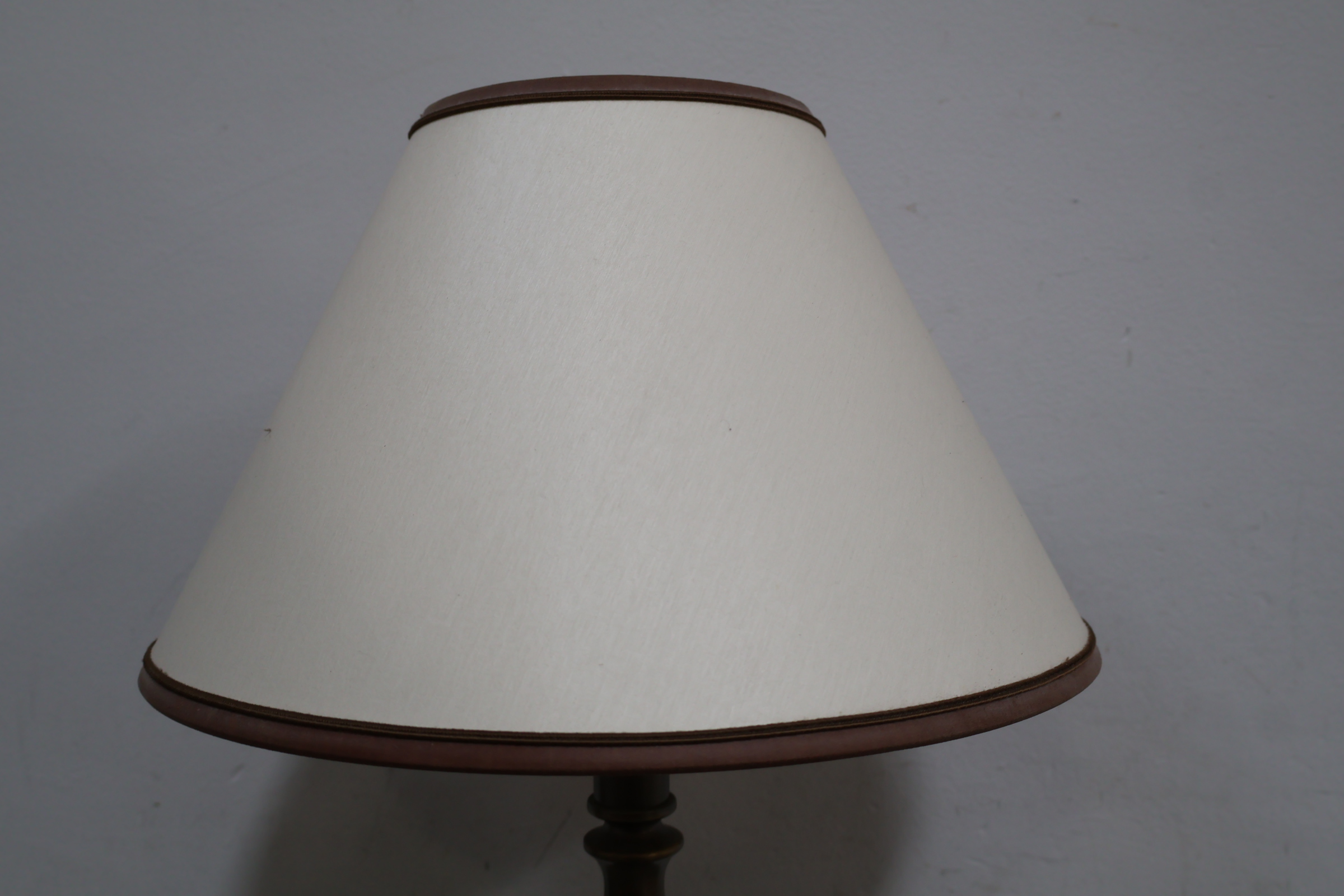 Metalen tafellamp met beige kap – foto 7 – kavel bij GSD Auctions, Zoeterwoude