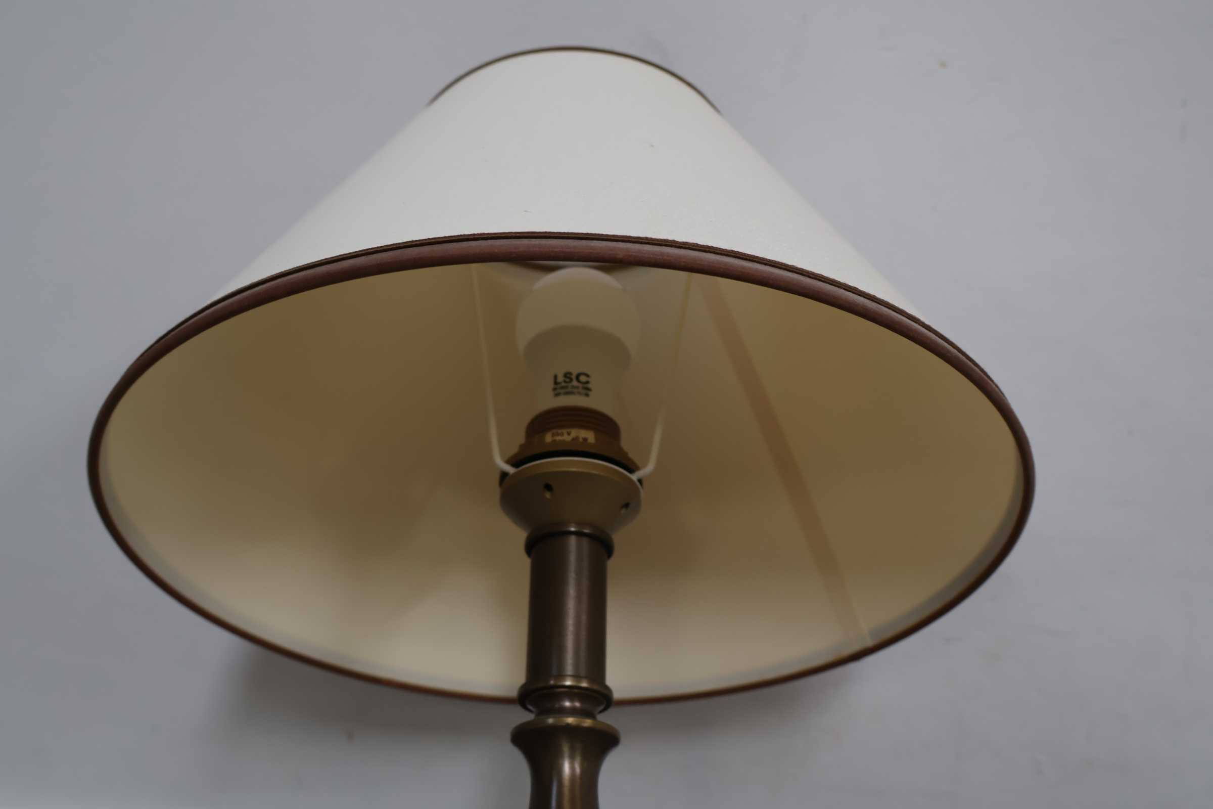 Metalen tafellamp met beige kap – foto 8 – kavel bij GSD Auctions, Zoeterwoude