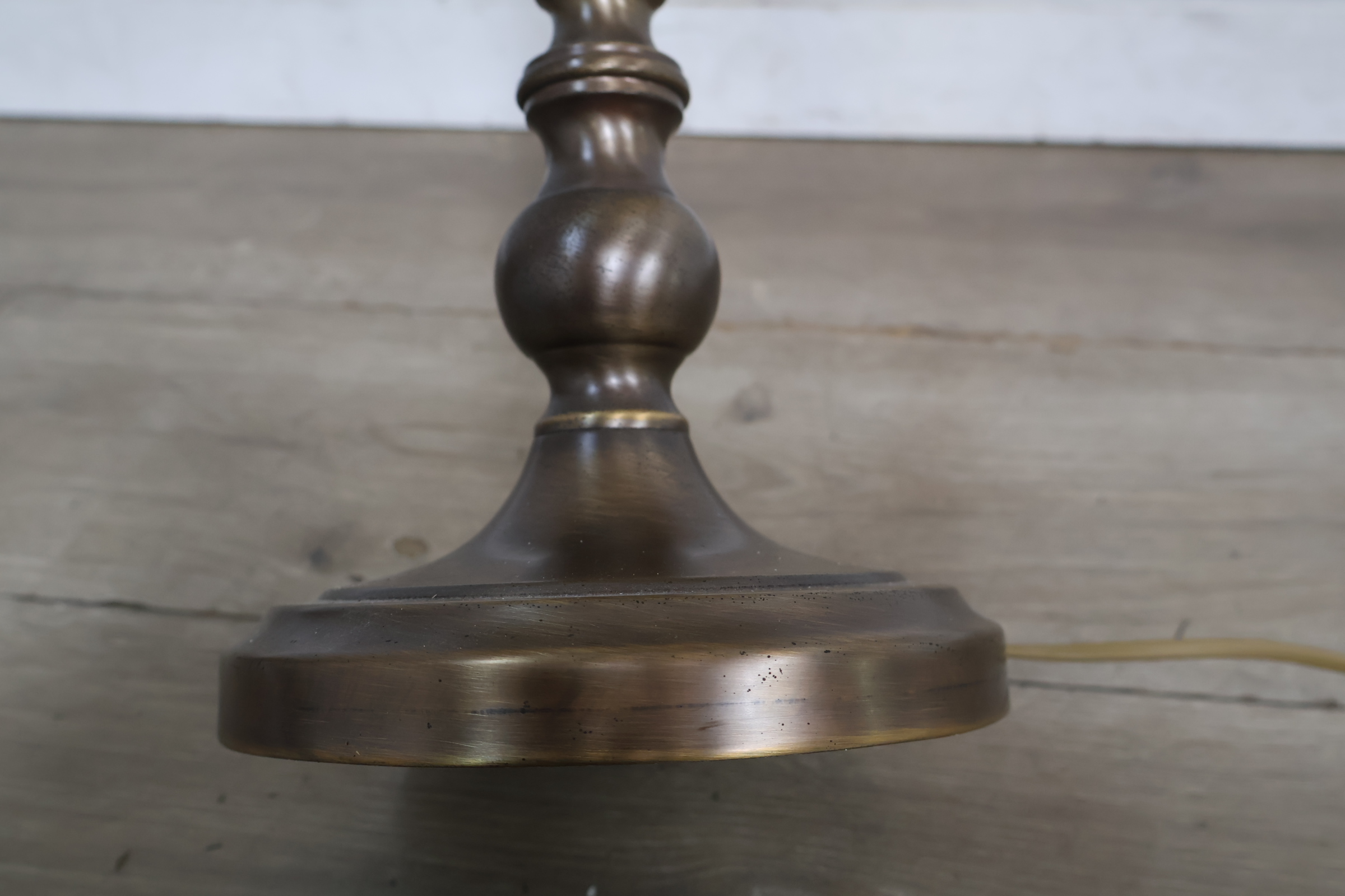 Metalen tafellamp met beige kap – foto 9 – kavel bij GSD Auctions, Zoeterwoude