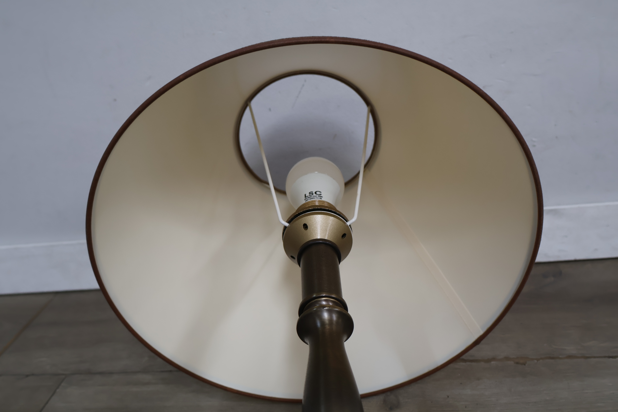 Metalen tafellamp met beige kap – foto 10 – kavel bij GSD Auctions, Zoeterwoude