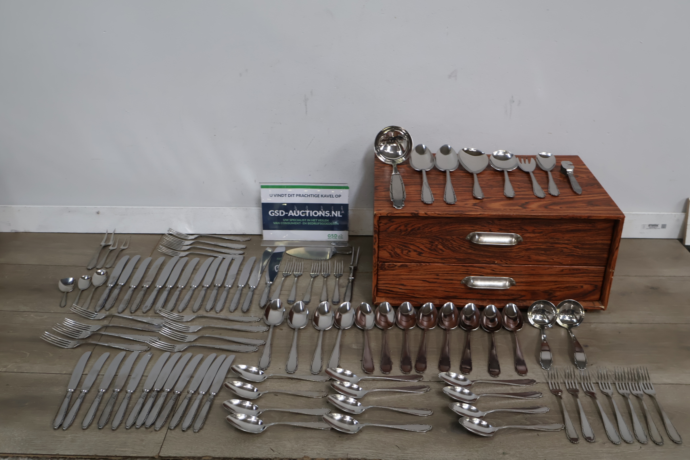 Couverts en bestekset in houten bestekla – foto 2 – kavel bij GSD Auctions, Zoeterwoude