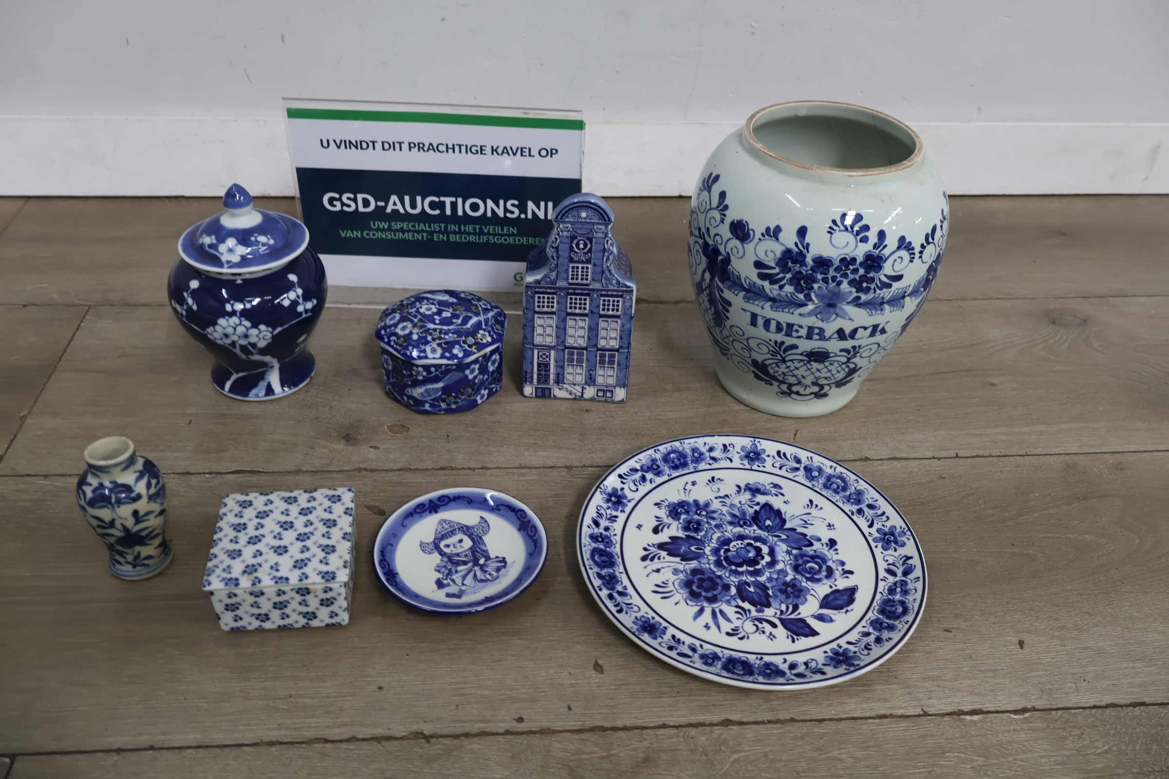 Set divers blauw-wit servies - met oa Delfts – foto 2 – kavel bij GSD Auctions, Zoeterwoude