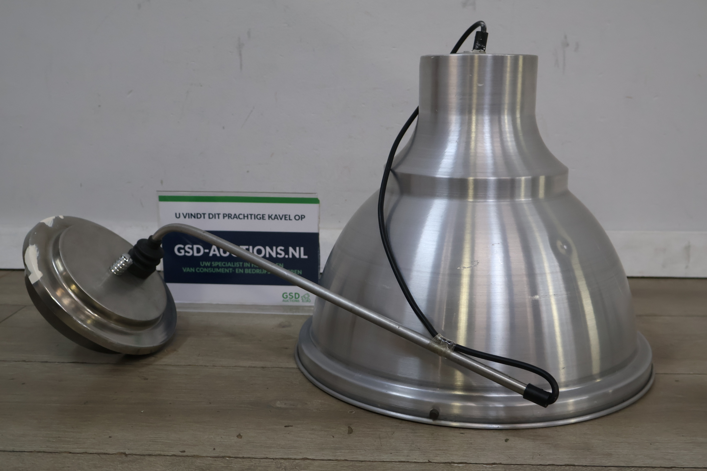 Industriële metalen hanglamp – foto 2 – kavel bij GSD Auctions, Zoeterwoude