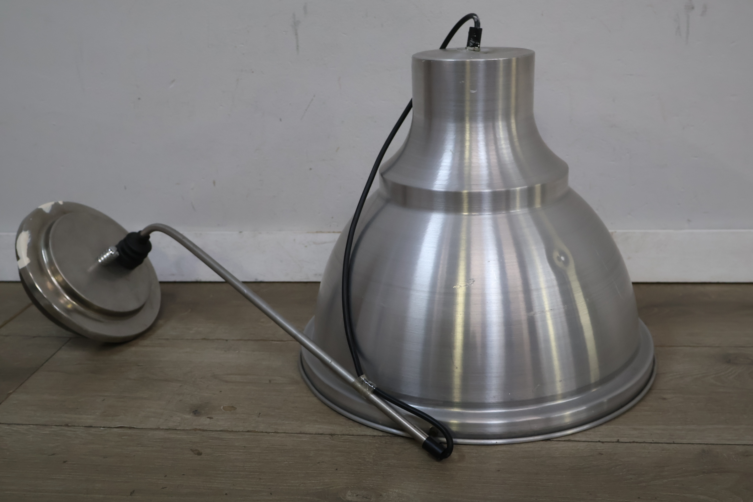 Industriële metalen hanglamp – foto 3 – kavel bij GSD Auctions, Zoeterwoude