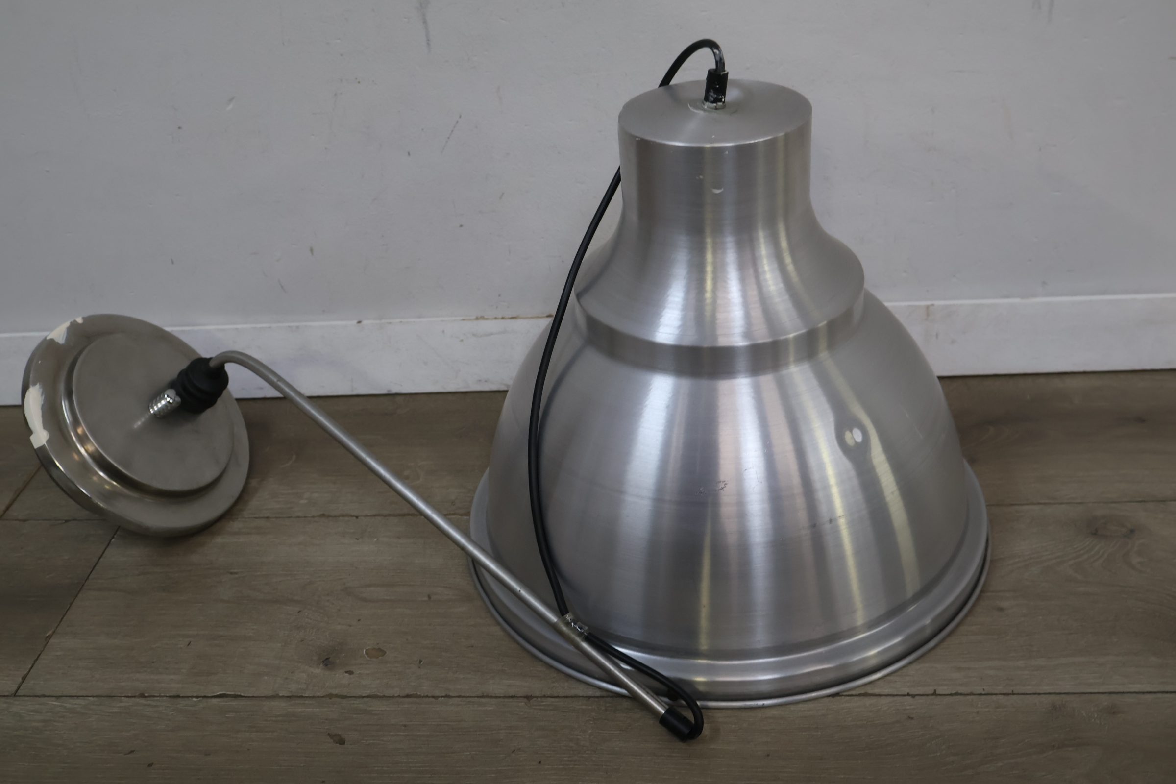 Industriële metalen hanglamp – foto 4 – kavel bij GSD Auctions, Zoeterwoude