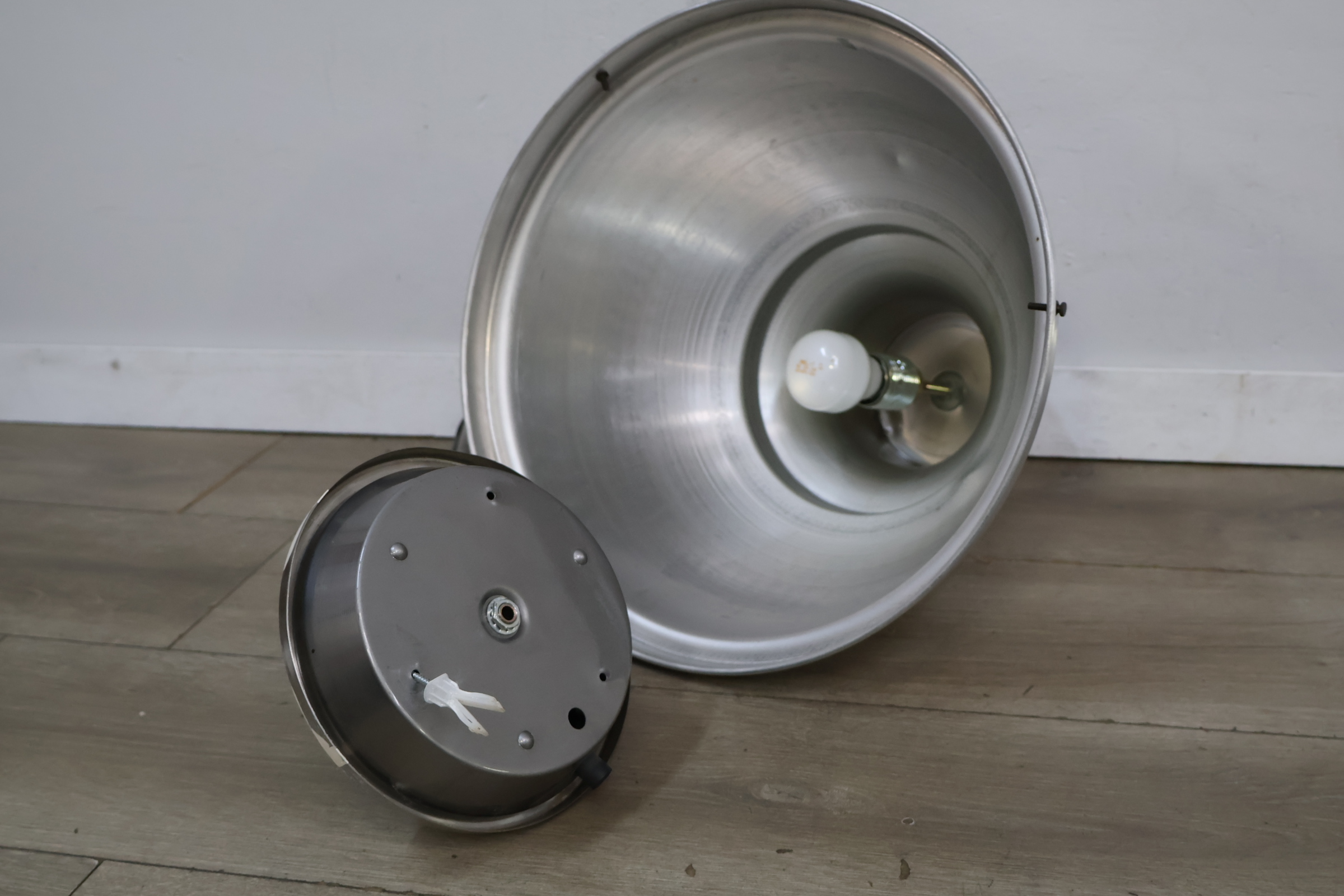 Industriële metalen hanglamp – foto 5 – kavel bij GSD Auctions, Zoeterwoude