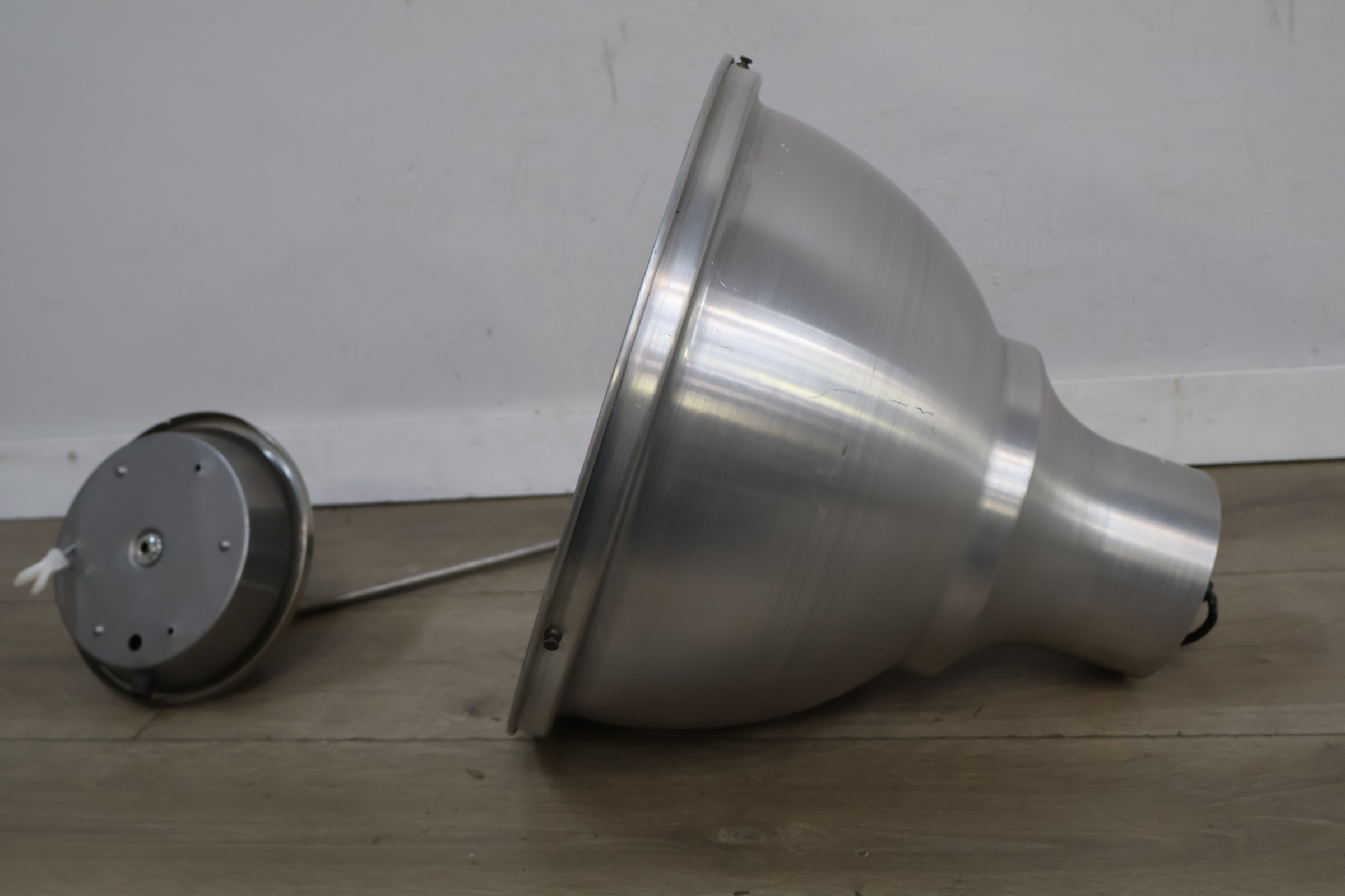 Industriële metalen hanglamp – foto 6 – kavel bij GSD Auctions, Zoeterwoude