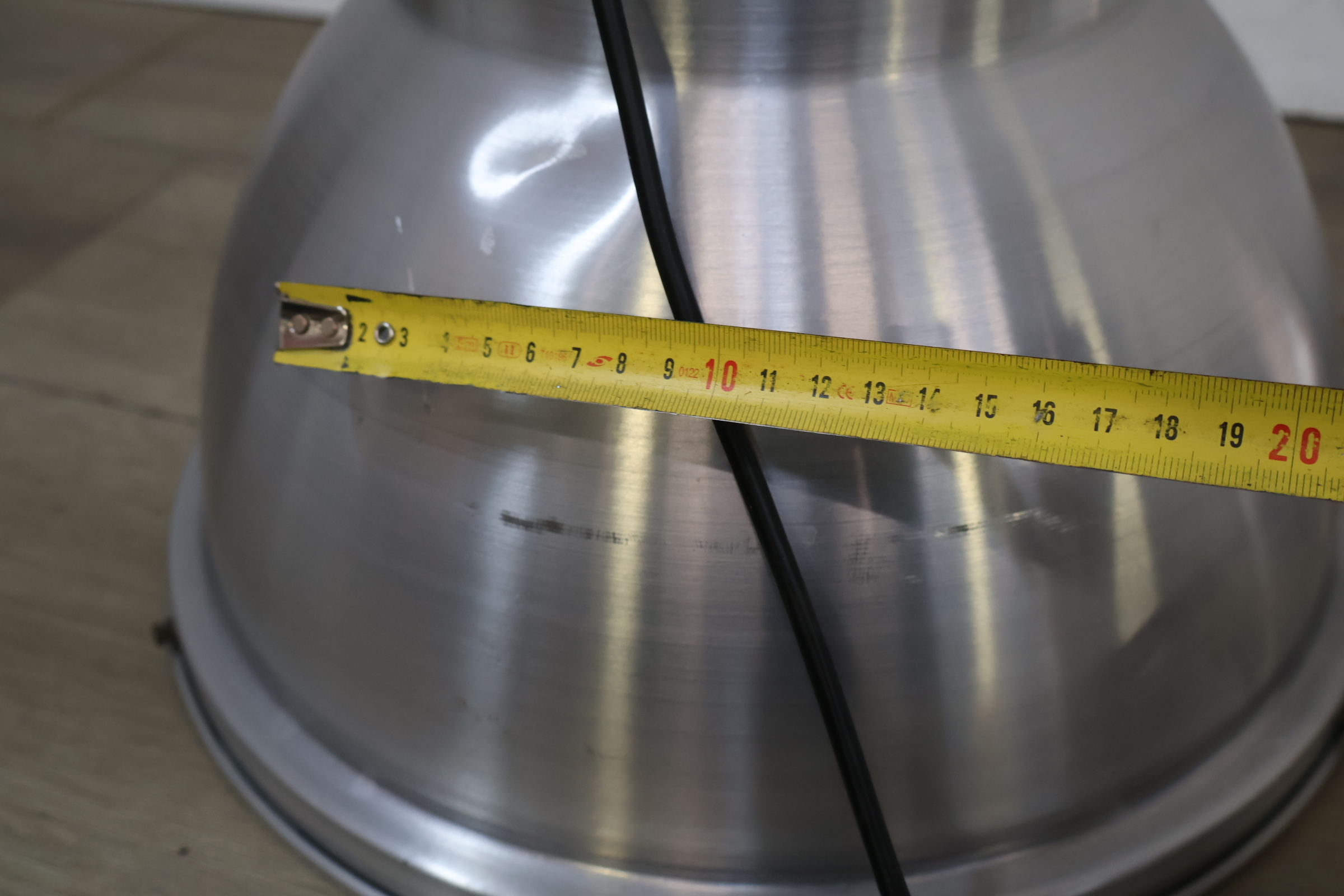 Industriële metalen hanglamp – foto 8 – kavel bij GSD Auctions, Zoeterwoude