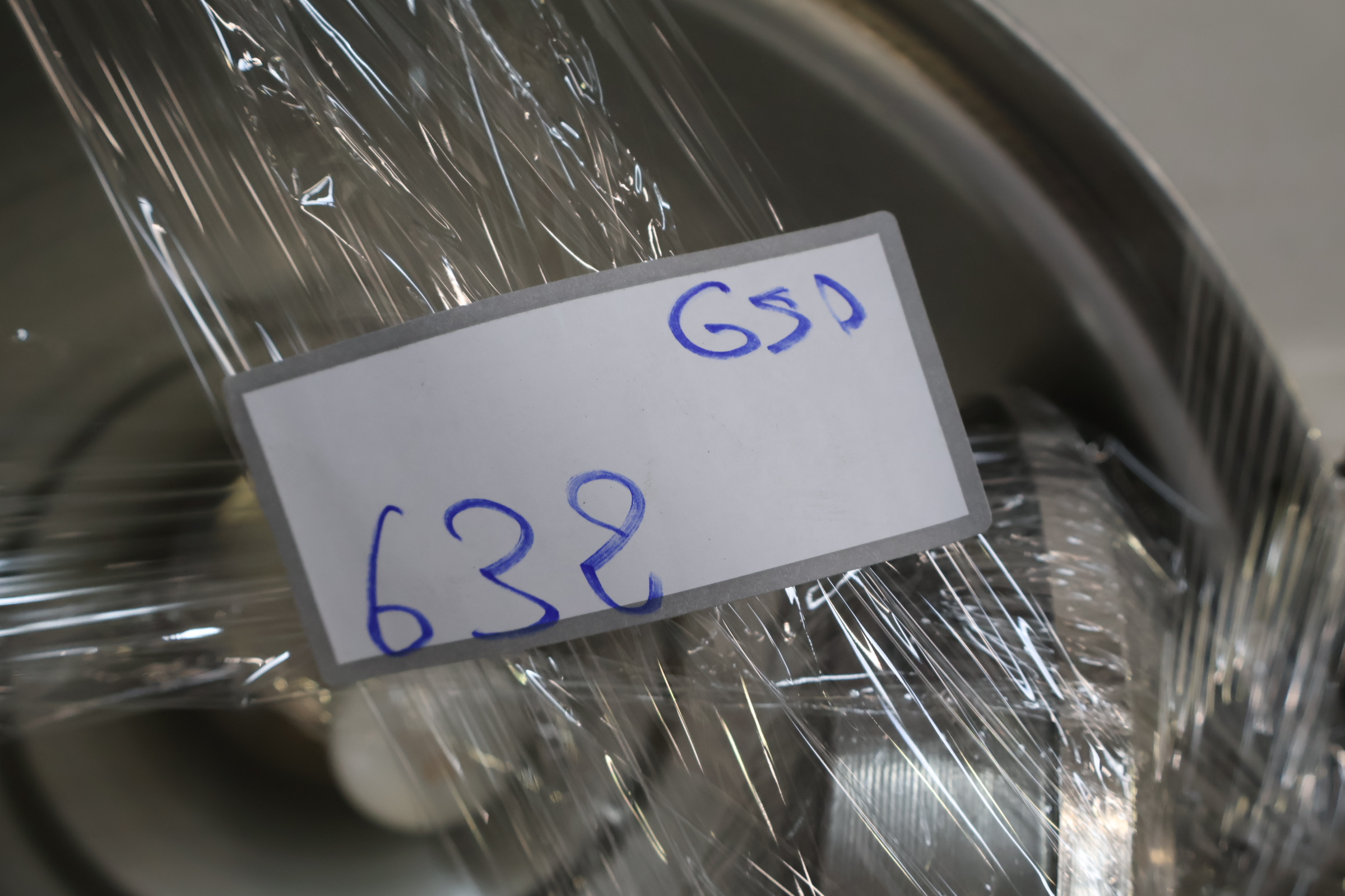 Industriële metalen hanglamp – foto 10 – kavel bij GSD Auctions, Zoeterwoude