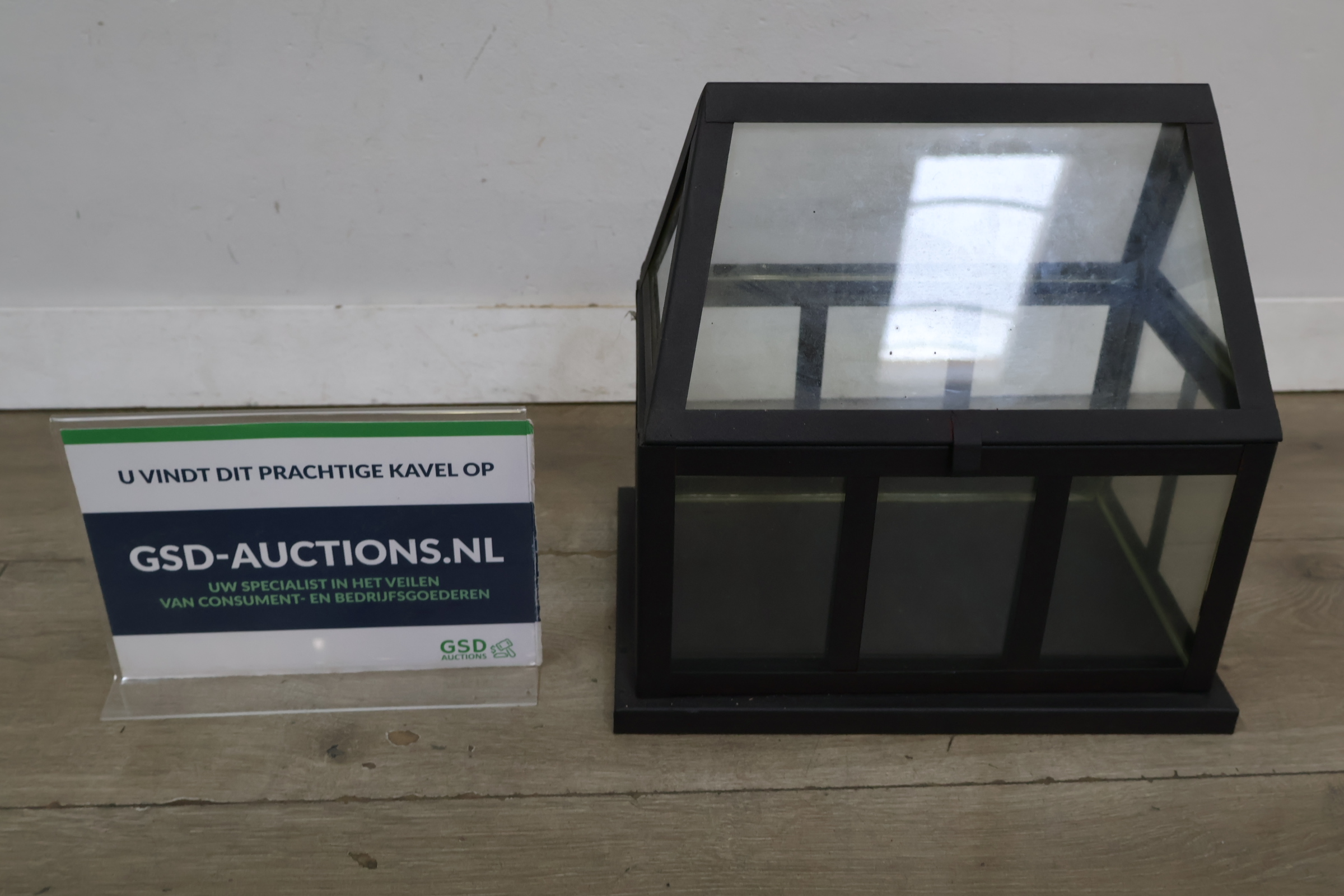 Zwarte glazen mini kweekkas – kavel bij GSD Auctions, Zoeterwoude