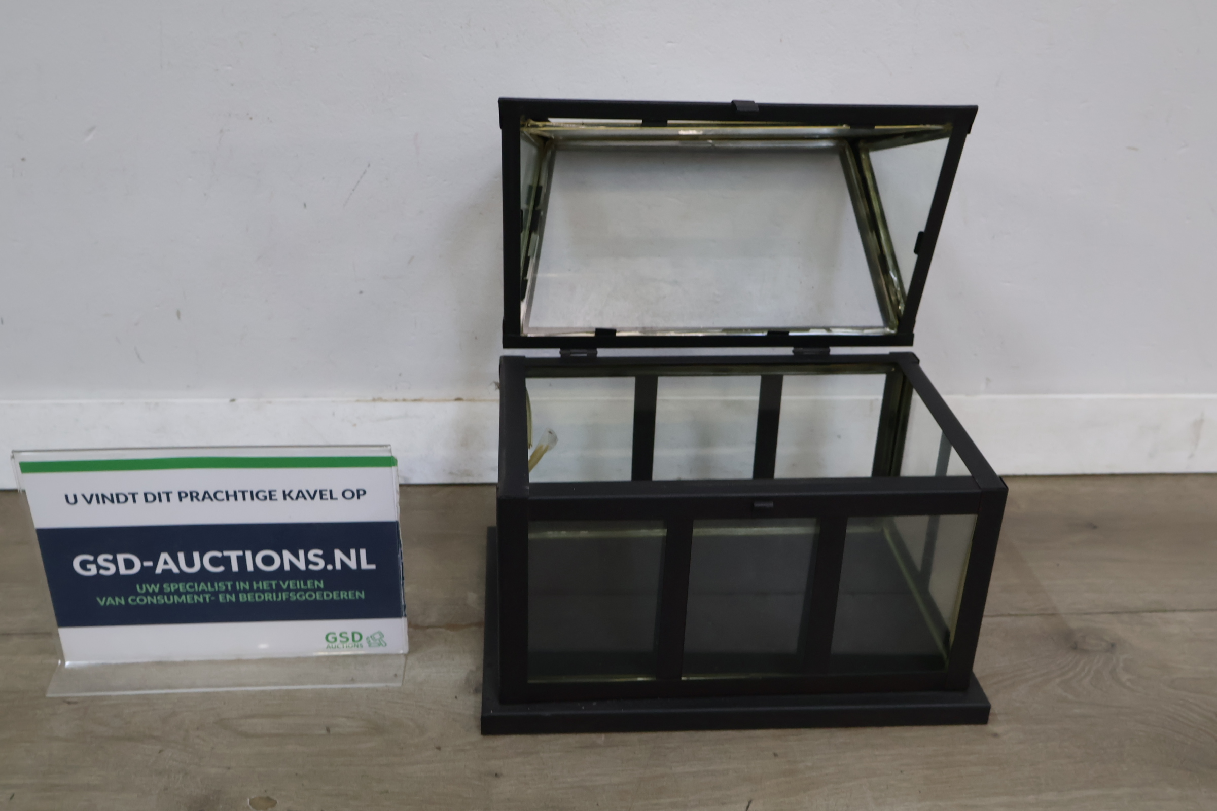 Zwarte glazen mini kweekkas – foto 2 – kavel bij GSD Auctions, Zoeterwoude
