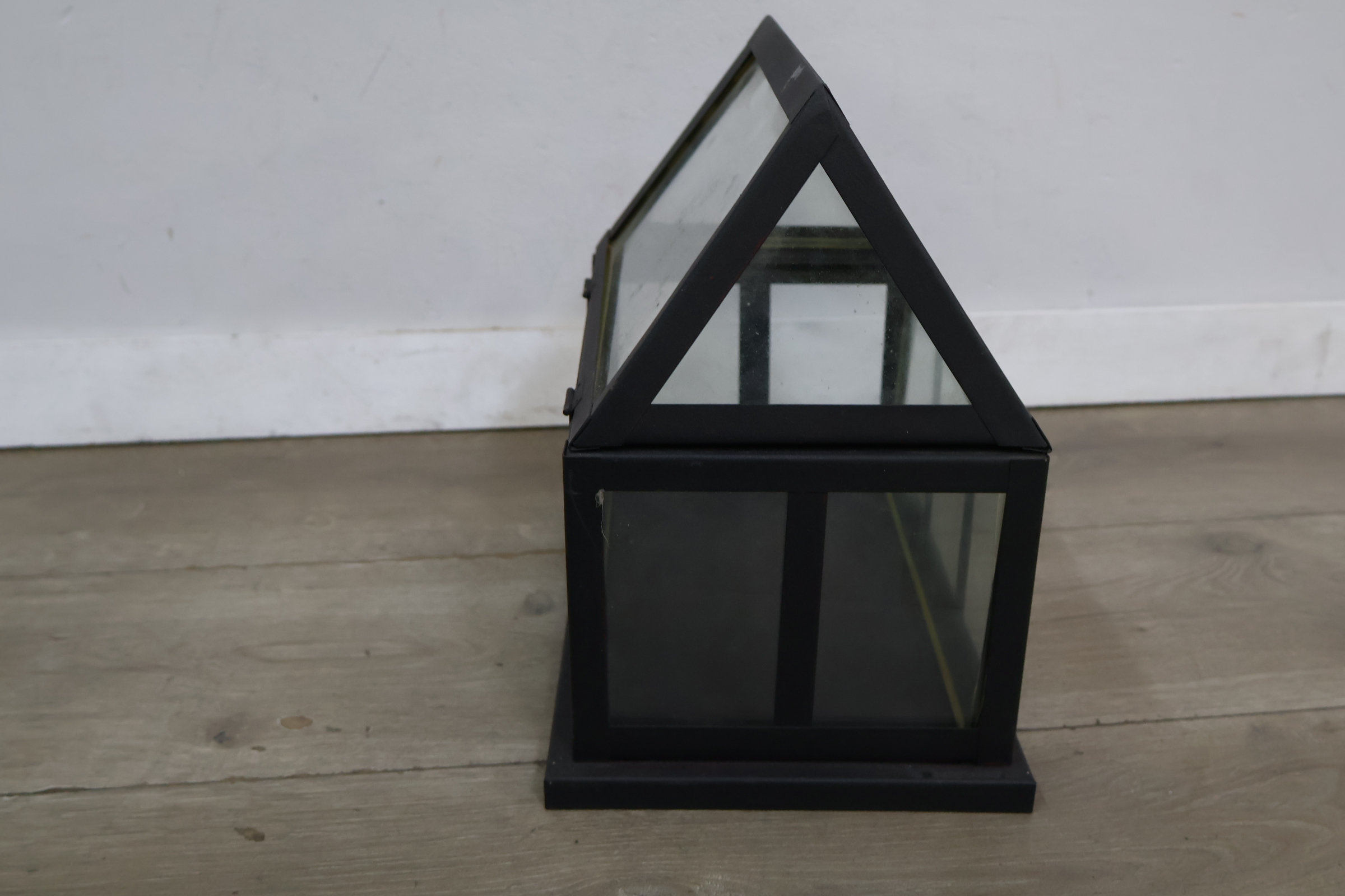 Zwarte glazen mini kweekkas – foto 4 – kavel bij GSD Auctions, Zoeterwoude