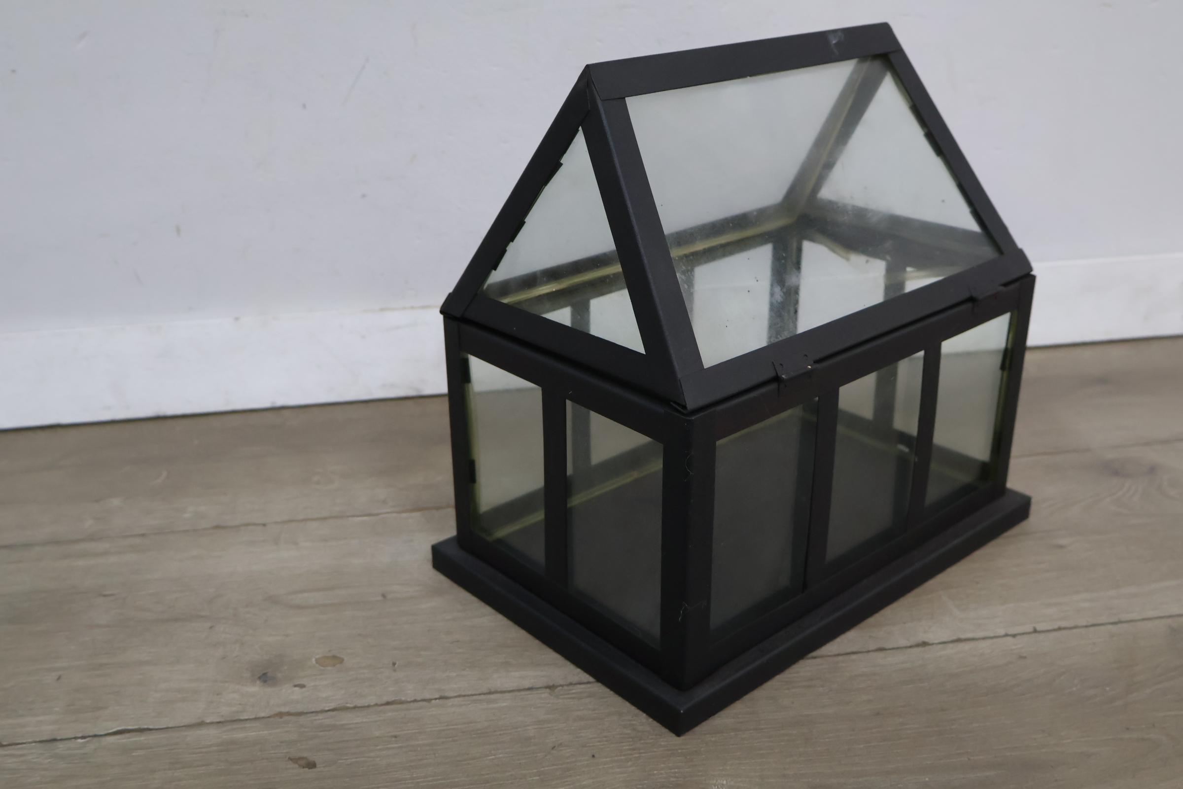 Zwarte glazen mini kweekkas – foto 6 – kavel bij GSD Auctions, Zoeterwoude