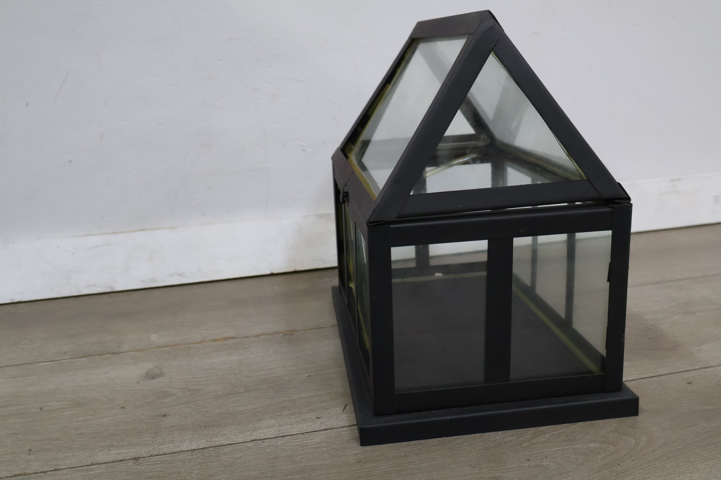 Zwarte glazen mini kweekkas – foto 7 – kavel bij GSD Auctions, Zoeterwoude
