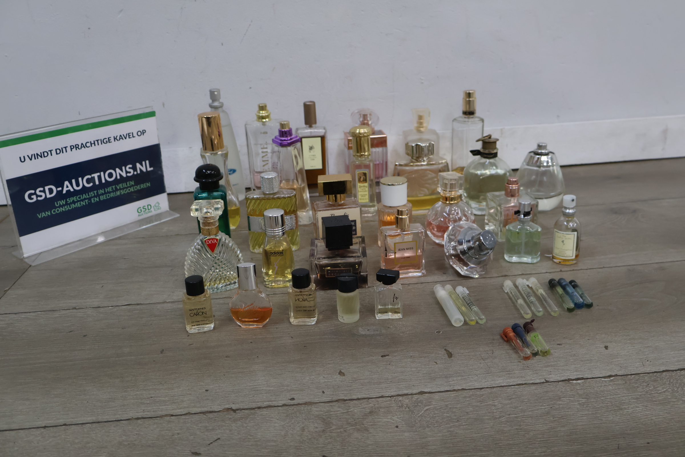 Assortiment parfumflesjes – foto 2 – kavel bij GSD Auctions, Zoeterwoude